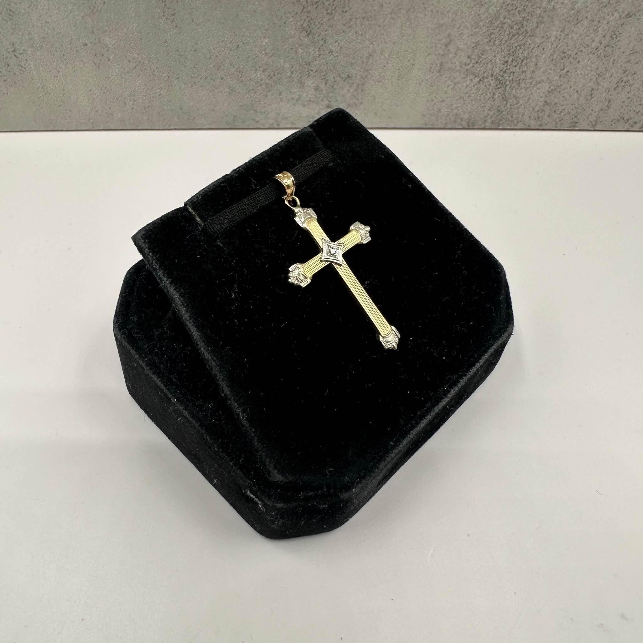 Cet élégant pendentif croix en or bicolore 14kt est orné d'un diamant rond de taille unique GH SI d'un poids total de 0,01ctw, ajoutant une touche subtile d'éclat au design intemporel de la croix. Pesant seulement 2,2 grammes, ce pendentif est à la