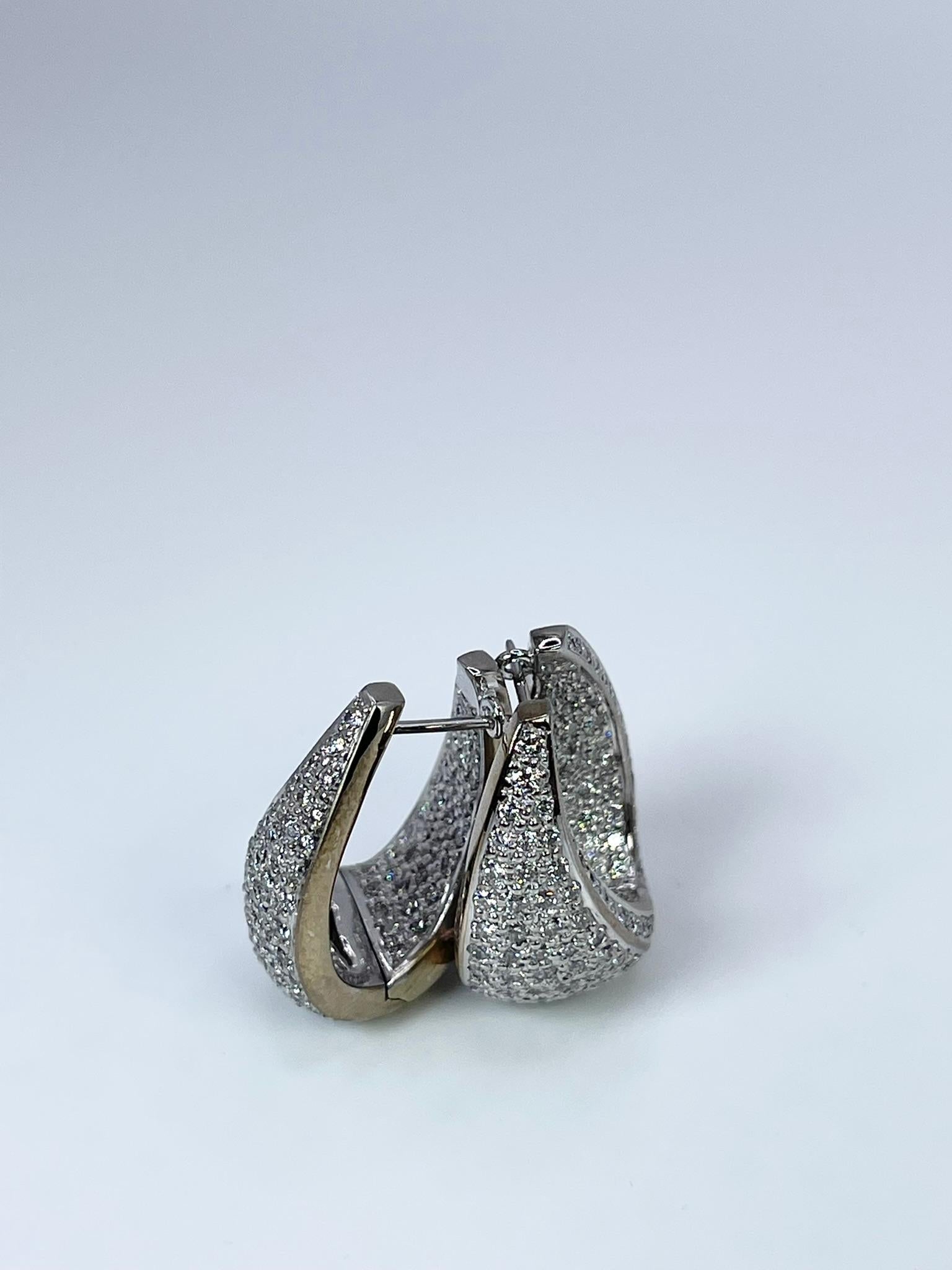 Gorgeous diamond earrings by JYE'S made with 4.25 carats of diamonds in 18KT white gold.

CENTER STONE: NATURAL DIAMONDS
CARAT: 4.25CT
CLARITY: VS
COLOR: F-G
CUT: ROUND BRILLIANT
STAMP: 18KT
GRAM WEIGHT: 22.61gr
GOLD: 18KT white gold
CLOSURE: