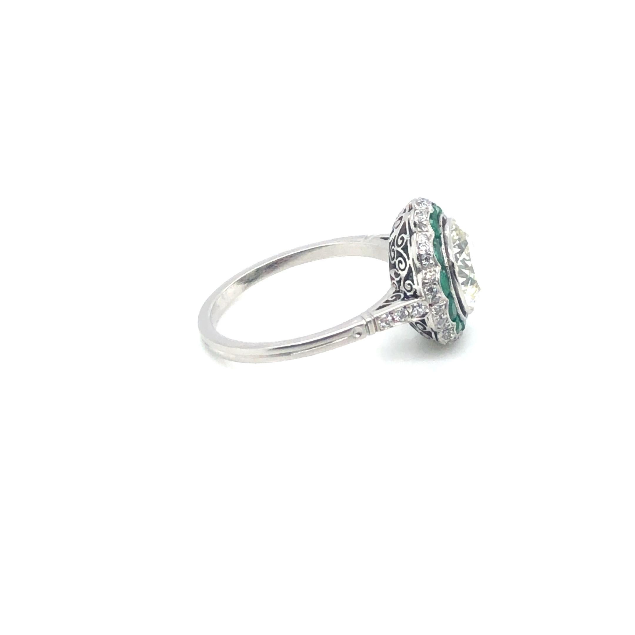 Estate Diamond & Emerald Platinum Ring In Good Condition For Sale In Dallas, TX