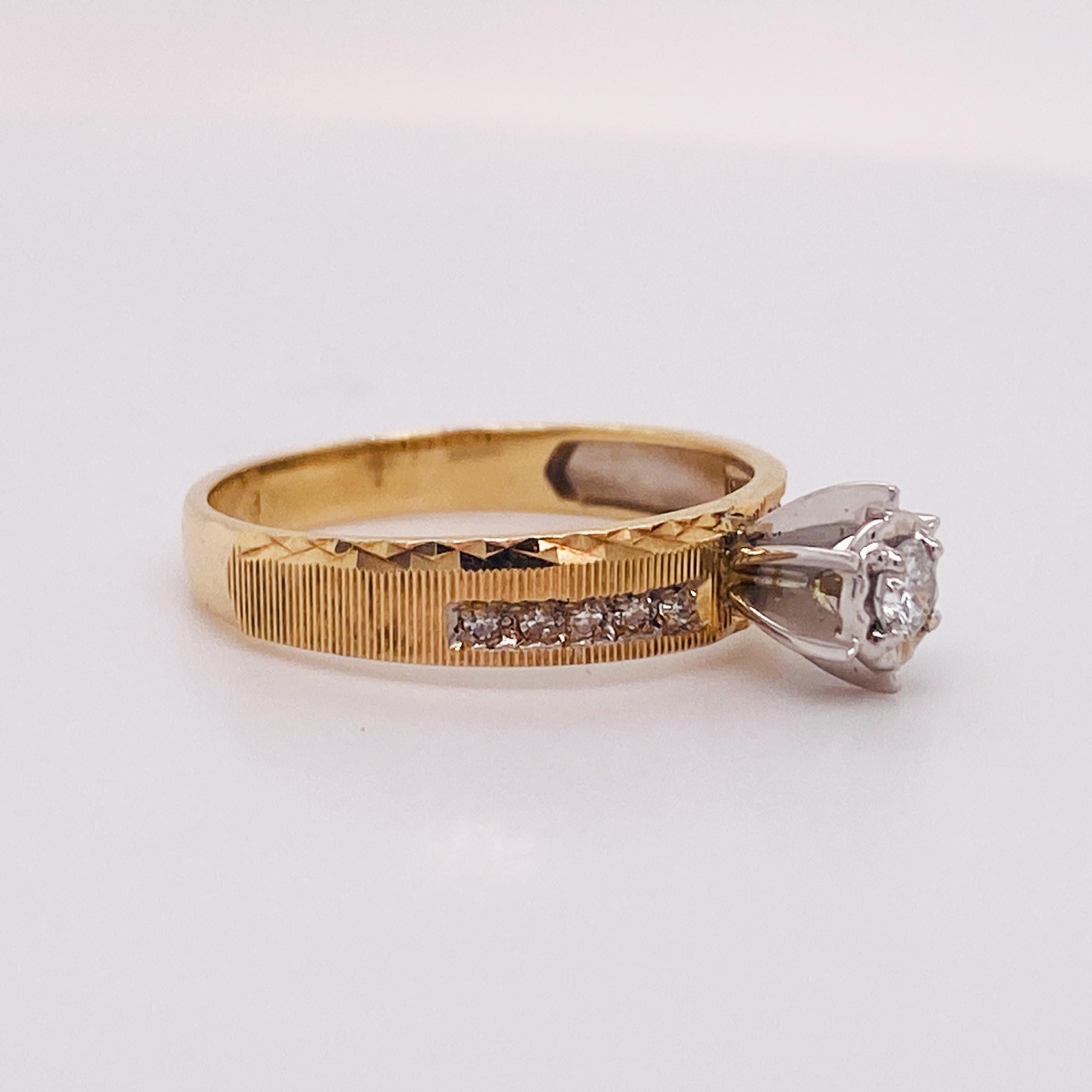La geometría y la textura brillan en este anillo de compromiso vintage. El diamante central se asienta en un engaste de placa ilusión de estilo vintage que se creó 