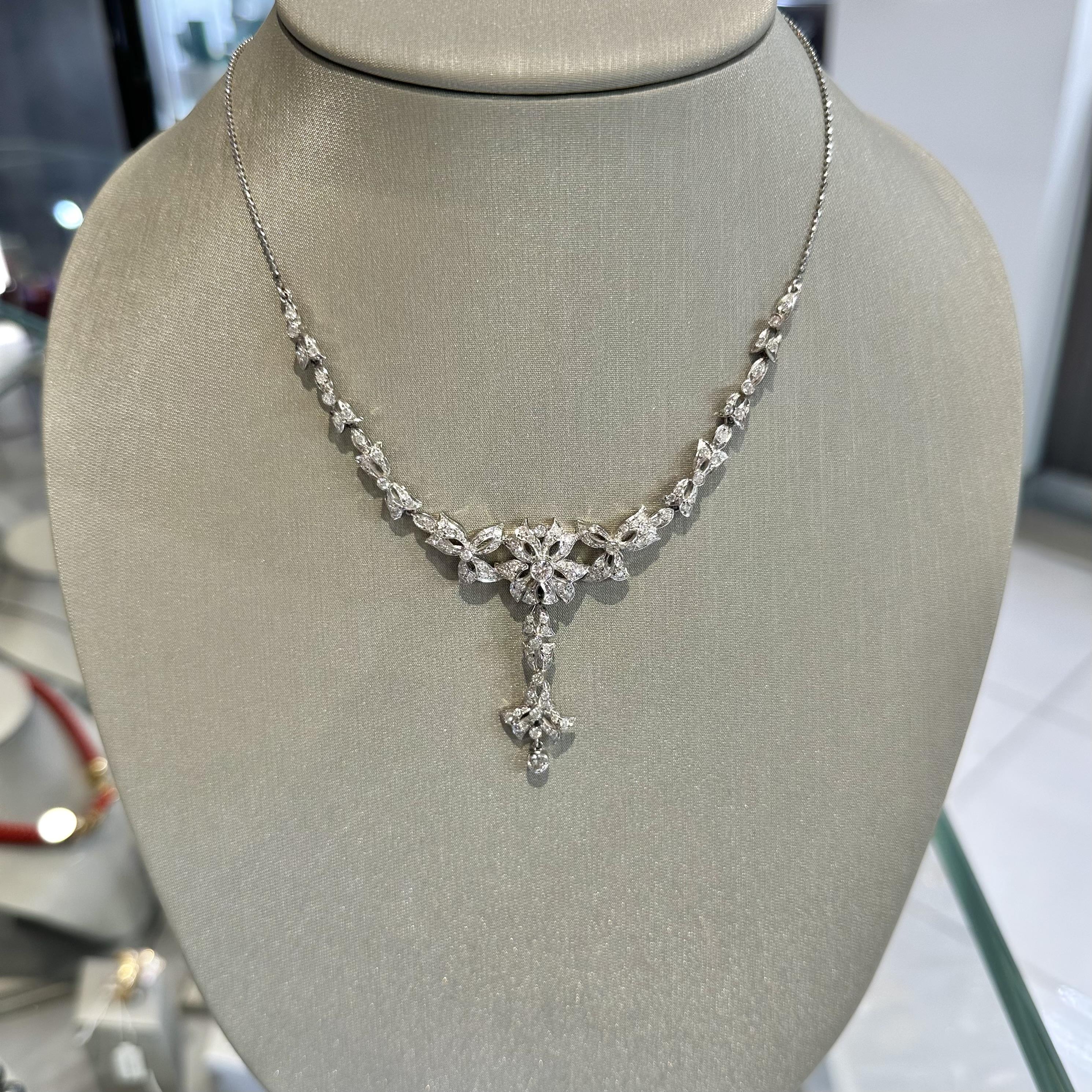 Métal : Or blanc

Pureté du métal : 18k

Pierres : 113 diamants ronds taillés en brillant

Couleur du diamant : G-S

Clarté du diamant : VS

Longueur du collier : Approx. 17 pouces

Longueur du pendentif central : Environ 1,75 pouce

Poids total de