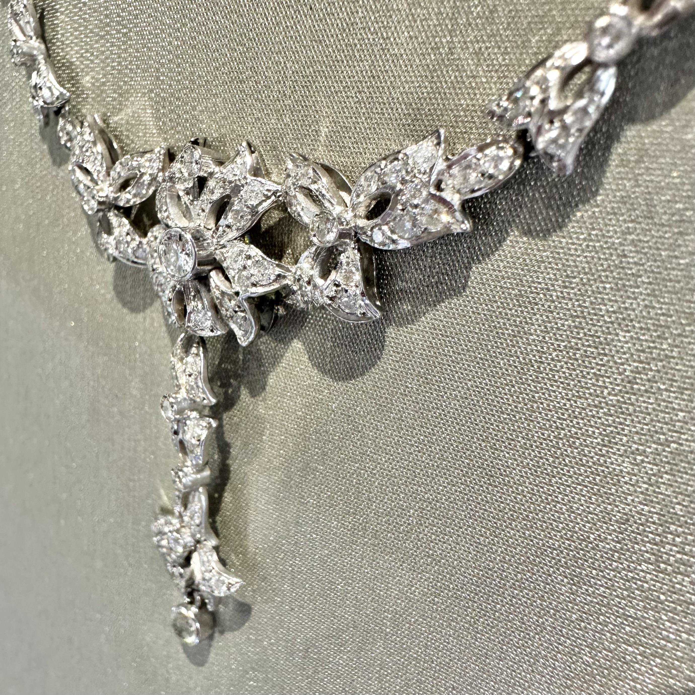 Taille brillant Collier cocktail à motif floral en or blanc 18 carats et diamants, 17 pouces en vente