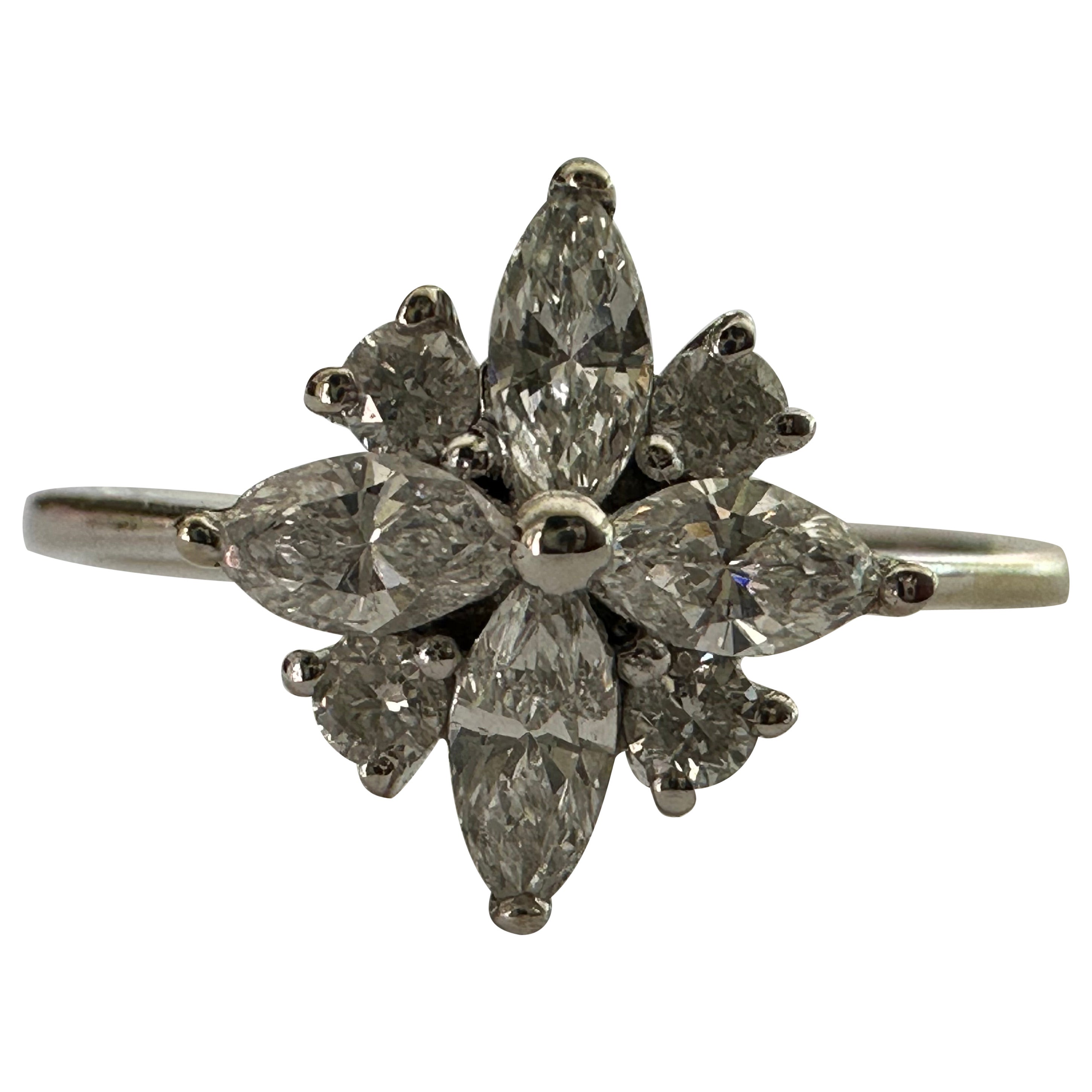 Bague Pinky avec fleur en diamant