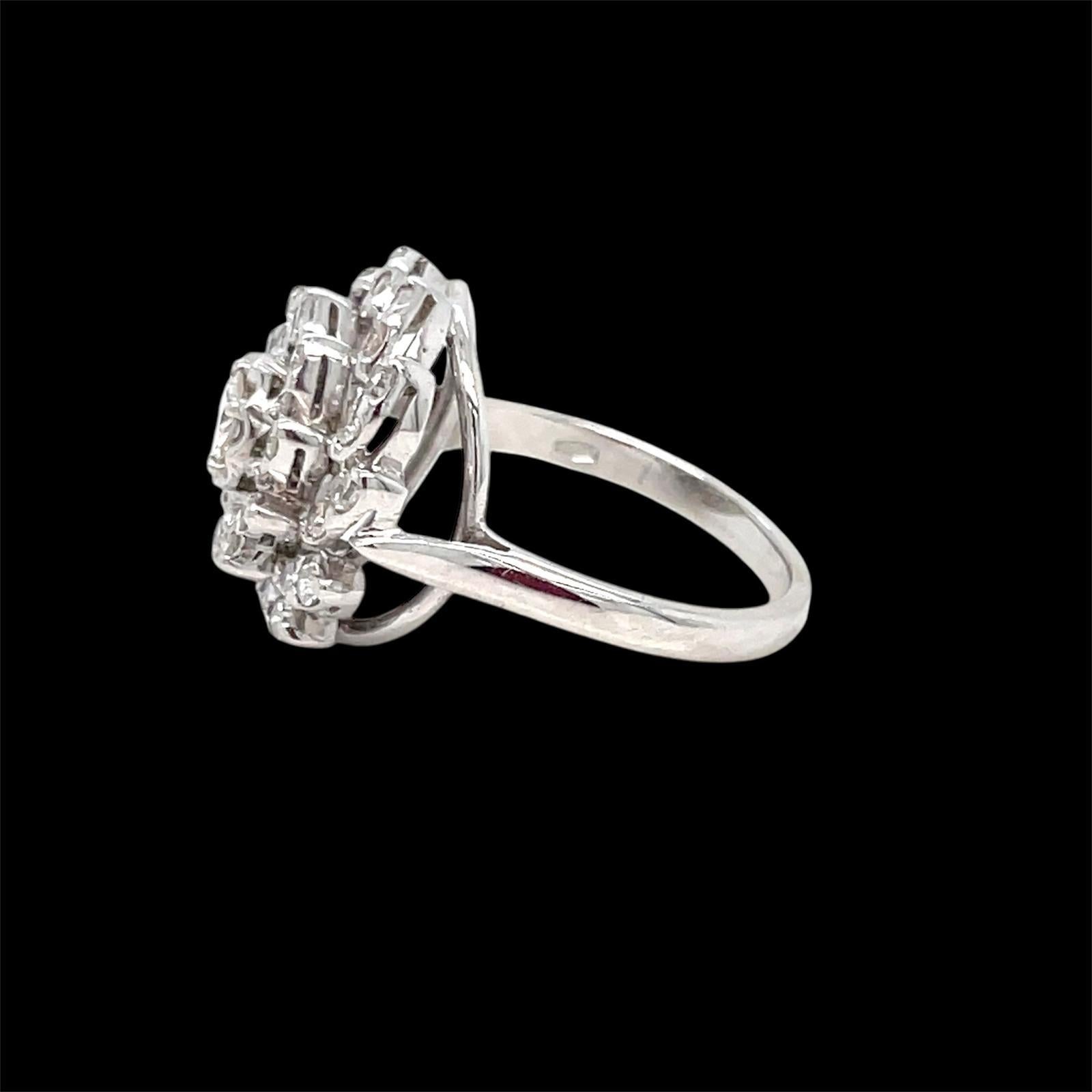 Nachlass Diamant-Gold-Cluster-Ring im Zustand „Hervorragend“ im Angebot in Napoli, NA