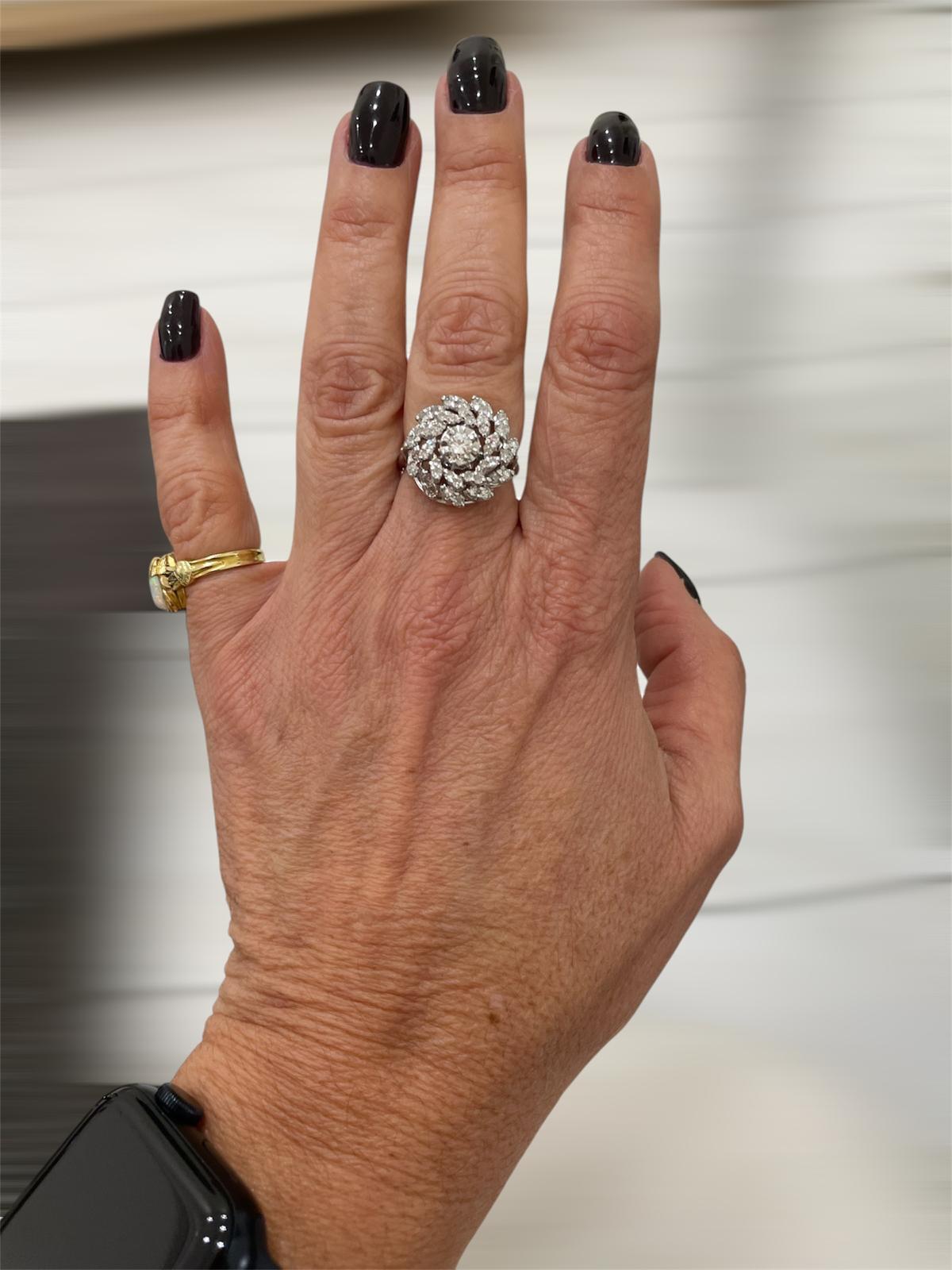 Nachlass Diamant-Gold-Cluster-Ring im Angebot 3