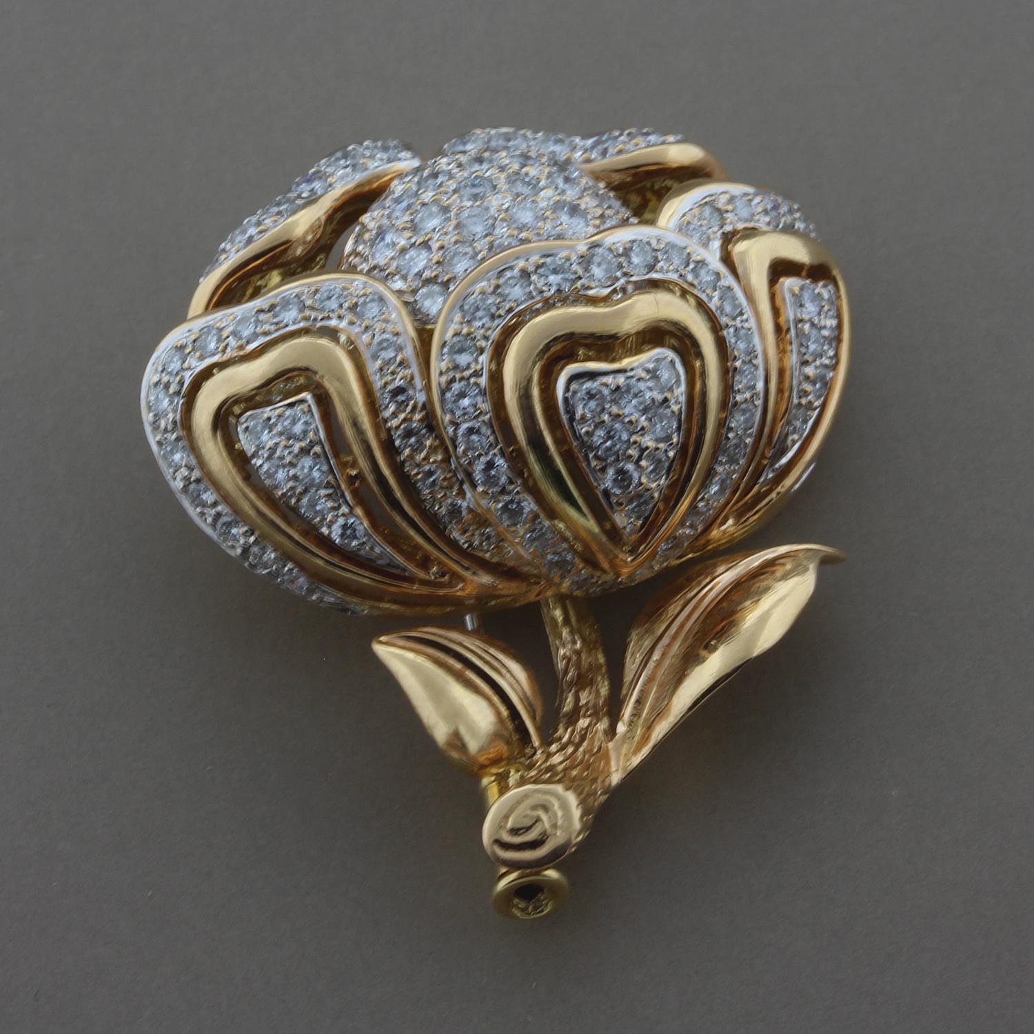 
Broche en forme de fleur, avec pétales, tige et feuilles. Cette jolie broche de succession présente 2,18 carats de diamants ronds incolores de taille brillant, sertis en pavé dans un or rose 18 carats.  

Longueur de la broche : 1.5 pouces
Largeur