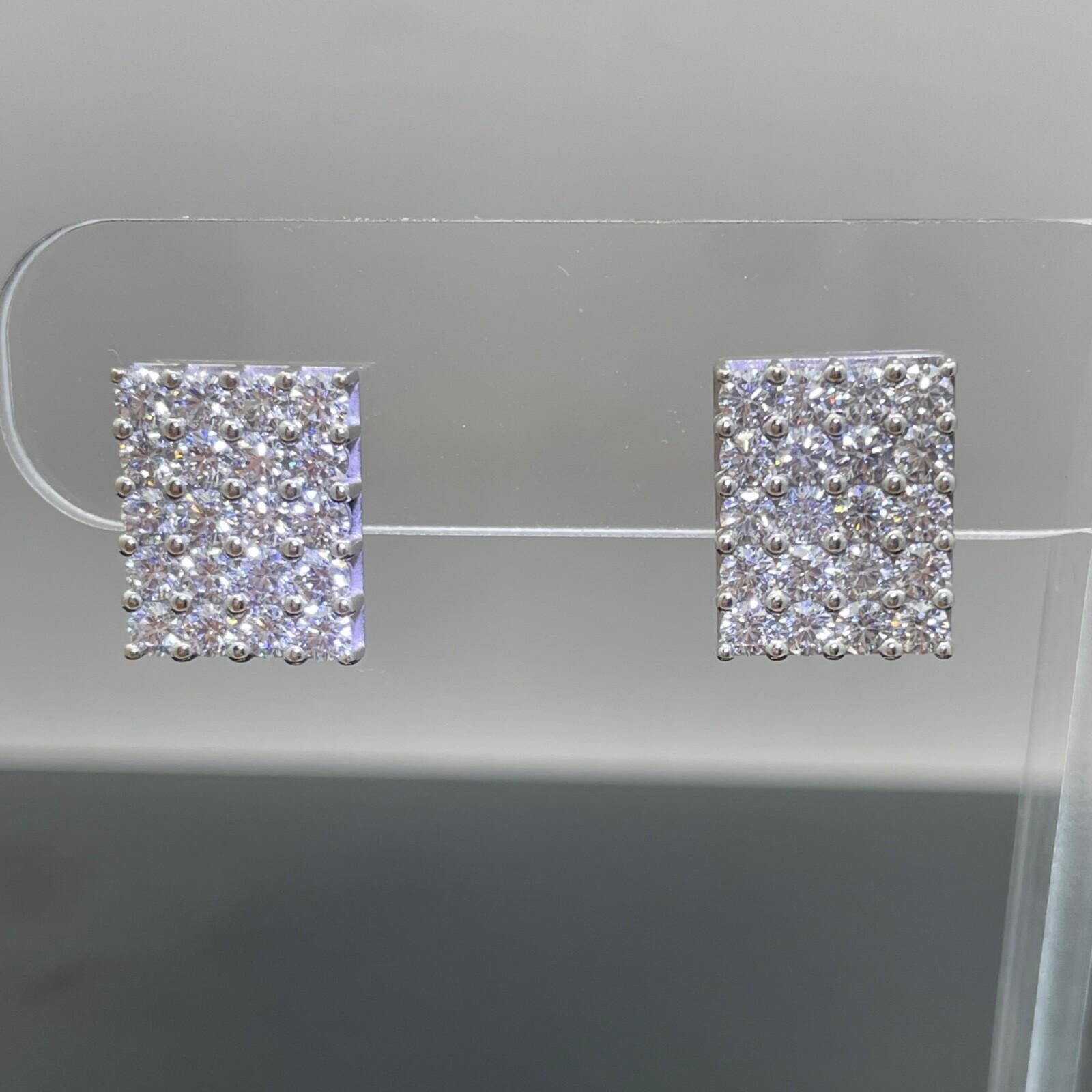 Orecchini con diamanti tondi e brillanti da 3,20 carati in oro bianco 18 carati

Puliti, audaci e ben realizzati, questi orecchini di diamanti rettangolari presentano quaranta diamanti rotondi taglio brillante per un totale di 3,20 carati. Ogni