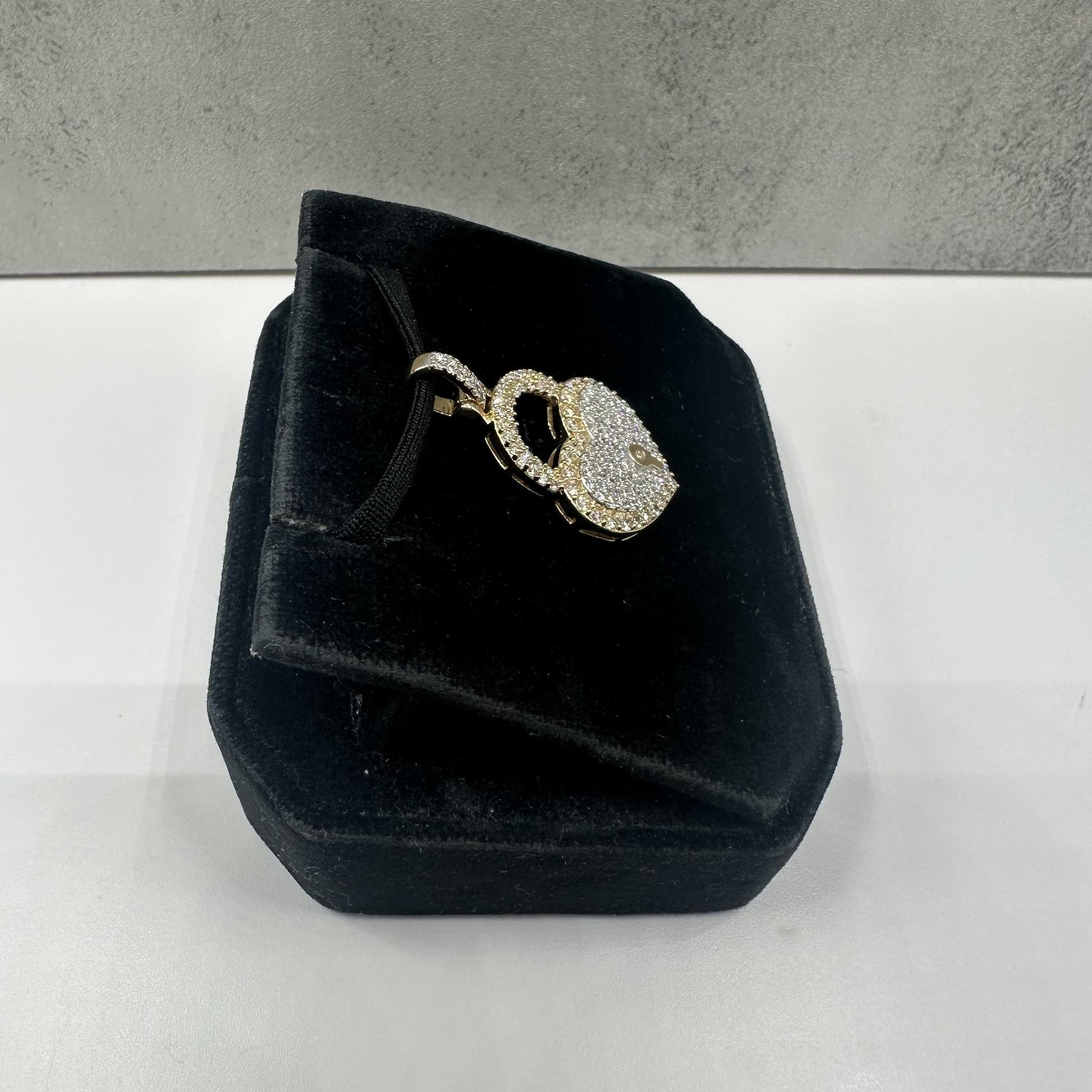 Estate Diamond Heart Medaillon in 10kt zweifarbigem Gold - 0,85ctw HI SI, Pre-Loved (Rundschliff) im Angebot