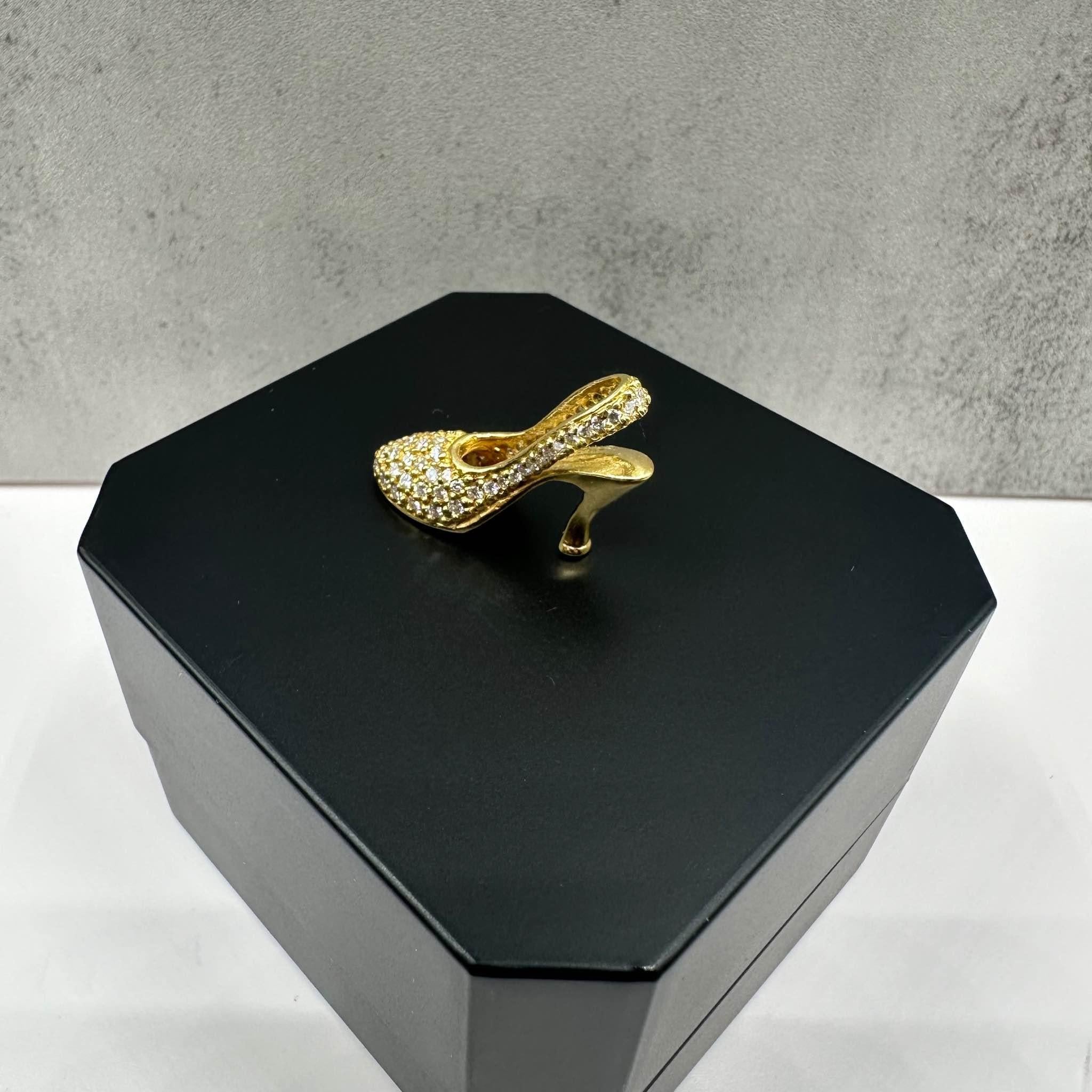 Cette magnifique breloque/pendentif de talon en or jaune 18 carats comporte environ 0,90ctw de diamants ronds naturels FG VS/SI, offrant un bel éclat. Avec un poids de 6,12 grammes, il s'agit d'une pièce substantielle, parfaite pour ajouter de