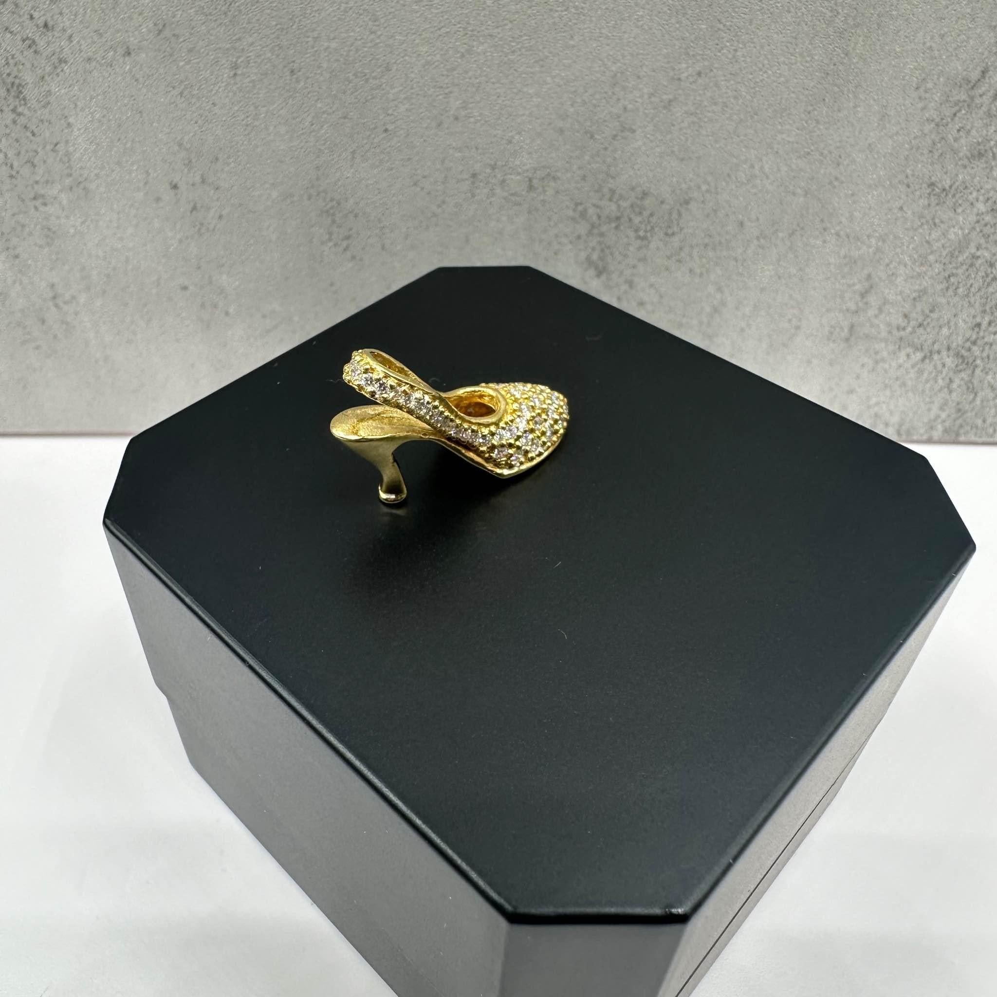 Taille ronde Breloque/pendentif en or jaune 18 carats avec diamants, 0,90 carat poids total FG VS/SI en vente