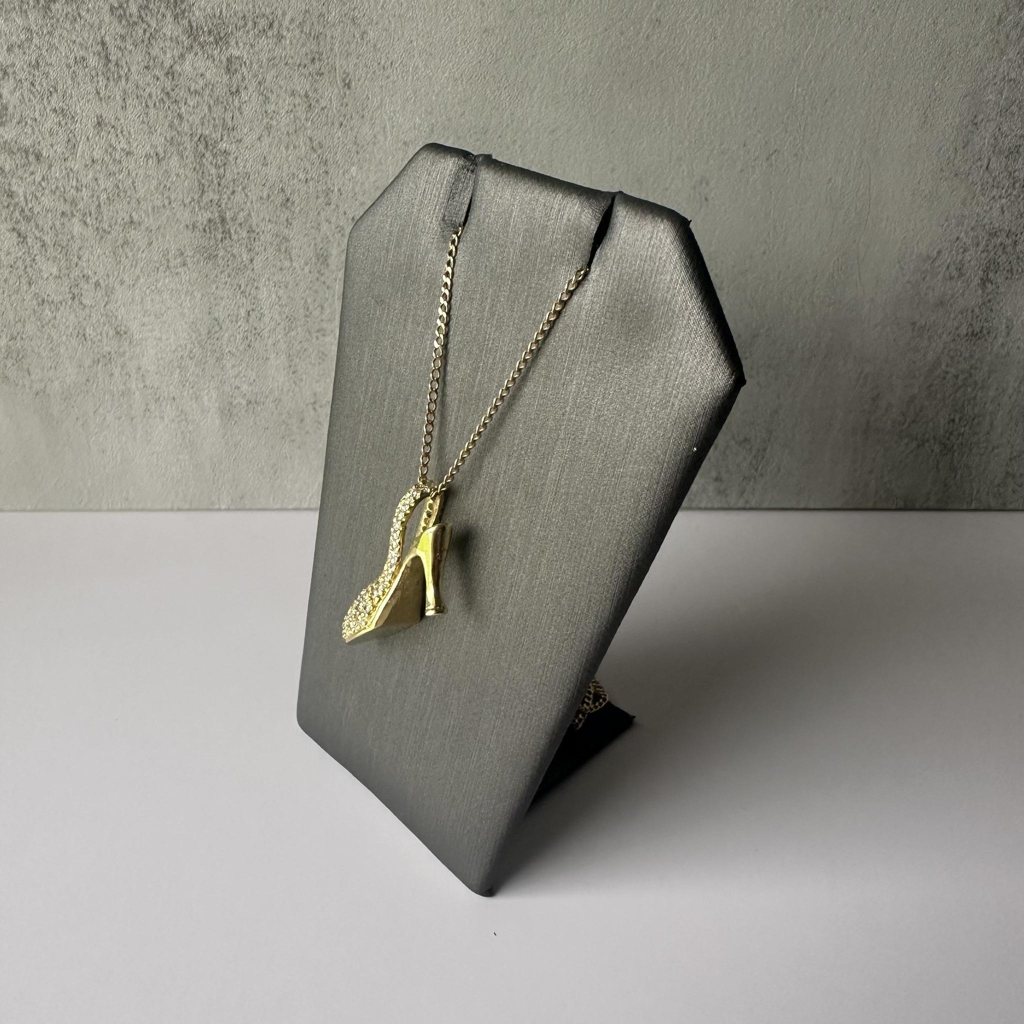 This exquisite Estate Diamond High Heel Pendant is crafted in 18kt Yellow Gold, featuring approximately 0.90ctw of FG VS/SI round diamonds that sparkle brilliantly against the gold setting. The pendant weighs 6.12 grams, adding a luxurious touch to