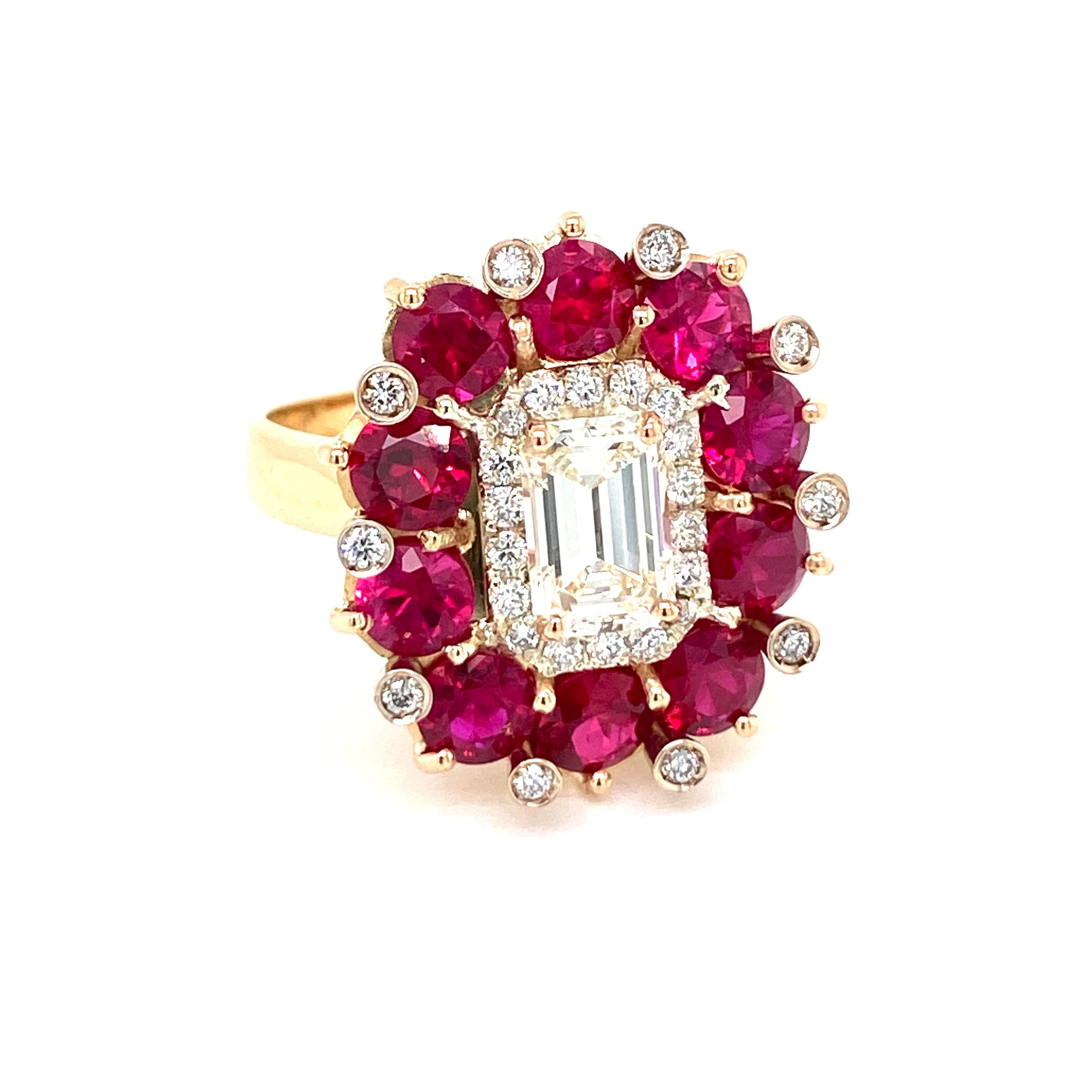 Beautiful and important 18K Yellow Gold Cluster Ring centered with a Sparkling Emerald cut Diamond weighing 1 carat, graded H/I color with Vvs2 clarity. It is set with a fine Natural Unheated Rubies halo,  weighing total 3,20 carats. Each claw is