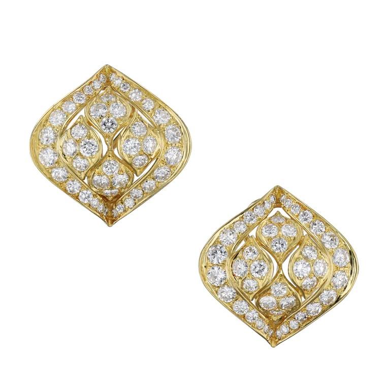 Diese atemberaubenden Ohrringe sind mit insgesamt 88 funkelnden, schillernden Diamanten besetzt. 

Diese aus 18-karätigem Gelbgold gefertigten Ohrringe sind ein wahrer Augenschmaus! 

Die in einer Pflasterfassung gefassten Diamanten sind ein echter
