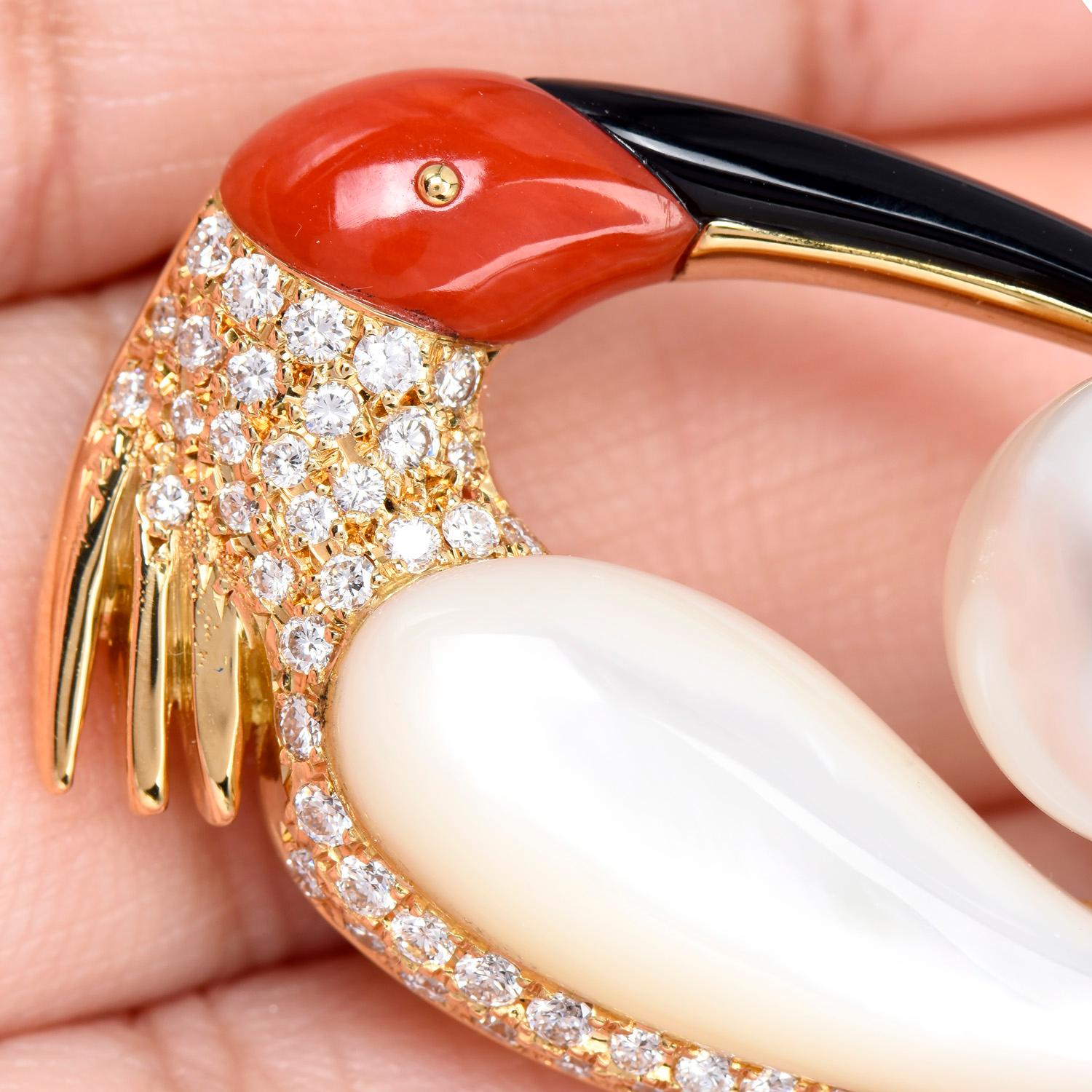 Nachlass Diamant Perle Koralle Onyx 18K Gold Weiß Ibis Vogel Brosche Anhänger (Moderne) im Angebot