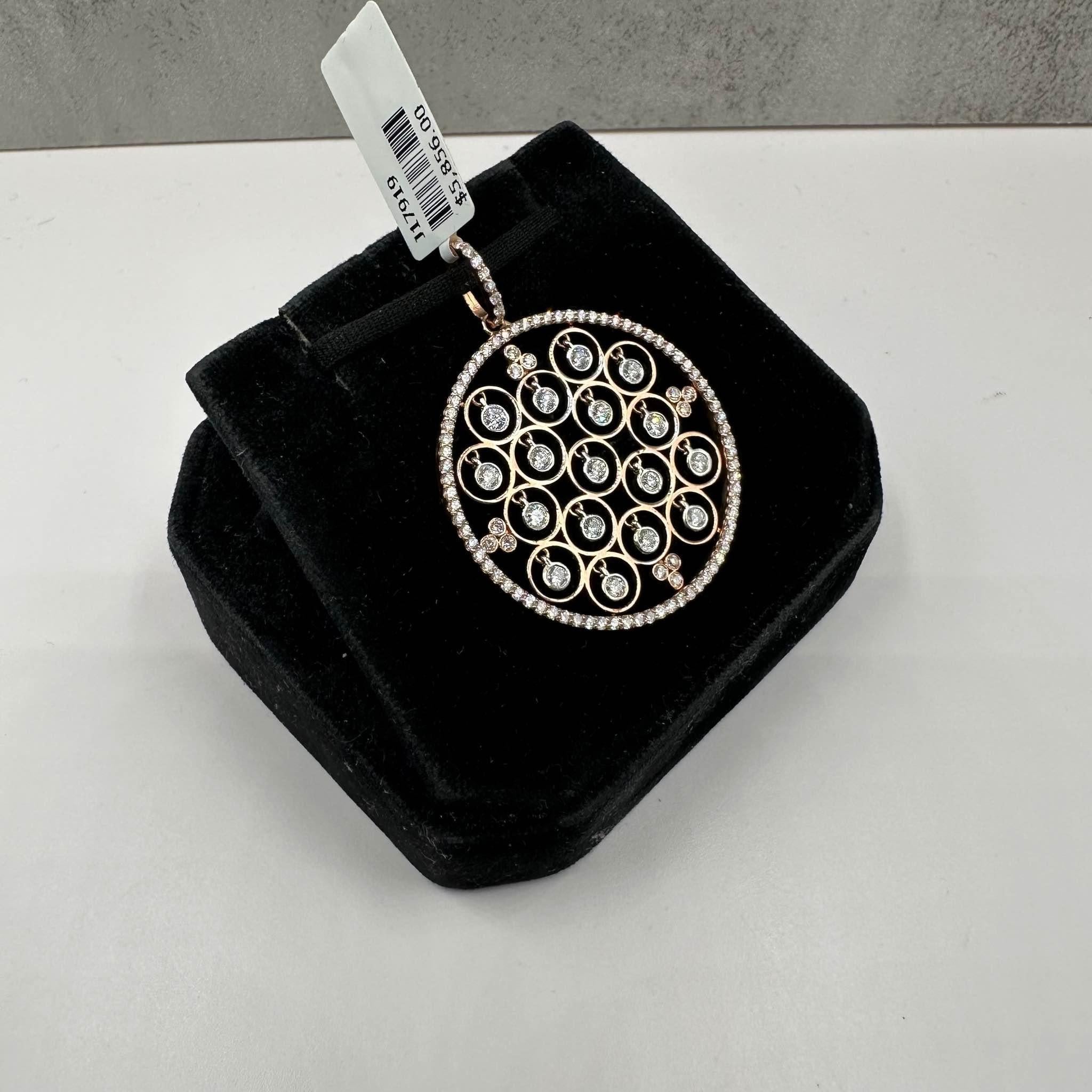 Ce superbe pendentif en or rose 14kt est orné de 1,46ctw de diamants ronds GH SI2-I1, offrant un éclat brillant et une grande élégance. D'un diamètre de 1,25 pouce, le pendentif constitue une pièce d'apparat audacieuse. Avec un poids de 5,7 grammes,