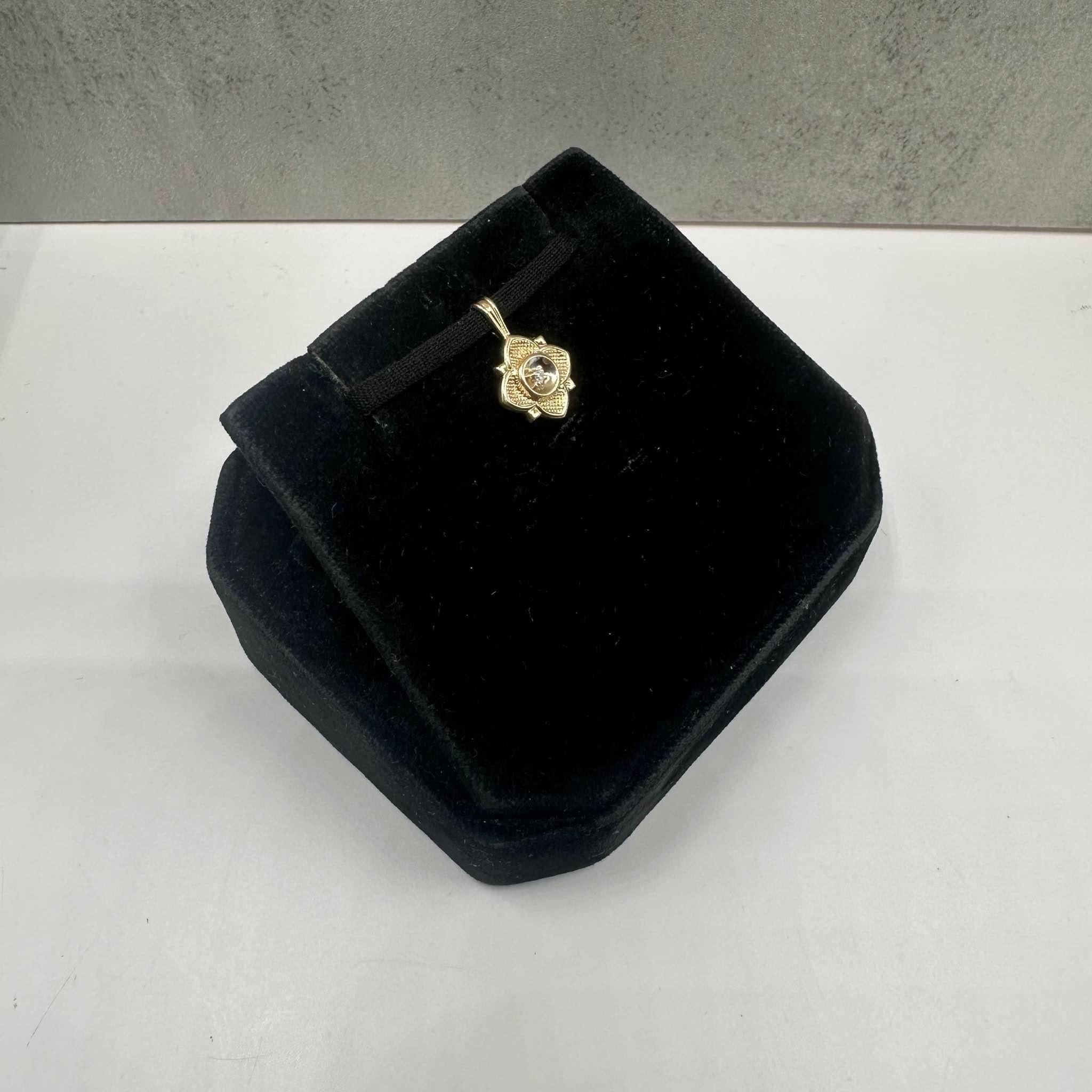Este elegante Colgante de Diamante Estate de oro amarillo de 14 quilates lleva un diamante redondo HI VS de talla única de 0,01 quilates naturales, que ofrece un brillo sutil. Pesa sólo 1 gramo, por lo que es ligero y perfecto para llevarlo a diario