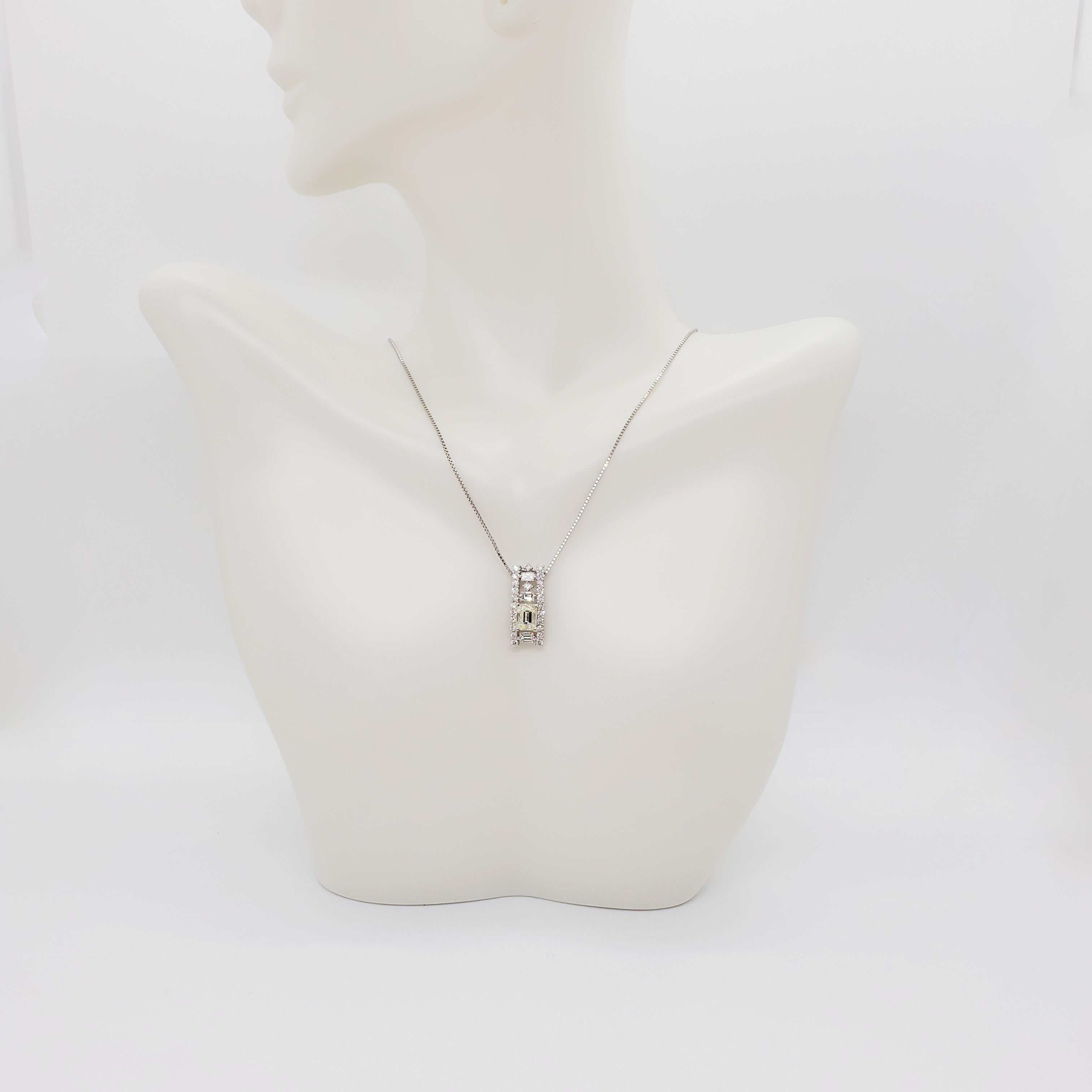  Diamond Pendant Necklace in Platinum In Excellent Condition For Sale In Los Angeles, CA