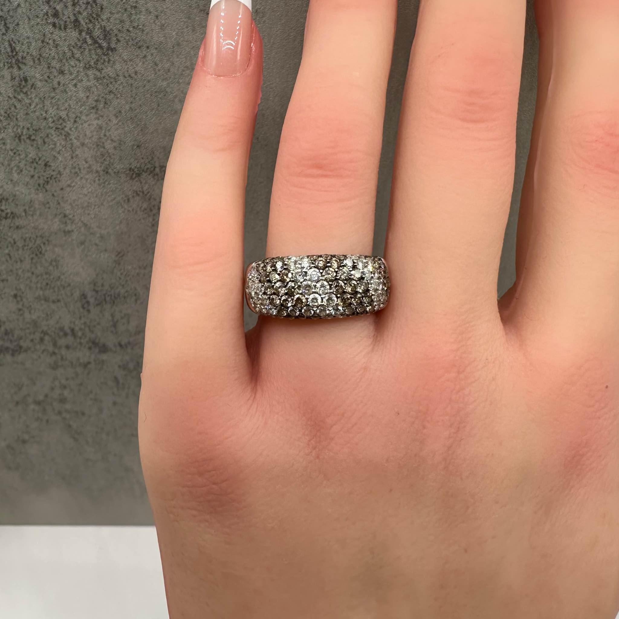 Estate Diamond Ring in 14kt White Gold - 1.10ctw Diamonds, Size 7 In Good Condition For Sale In West Hempstead, NY