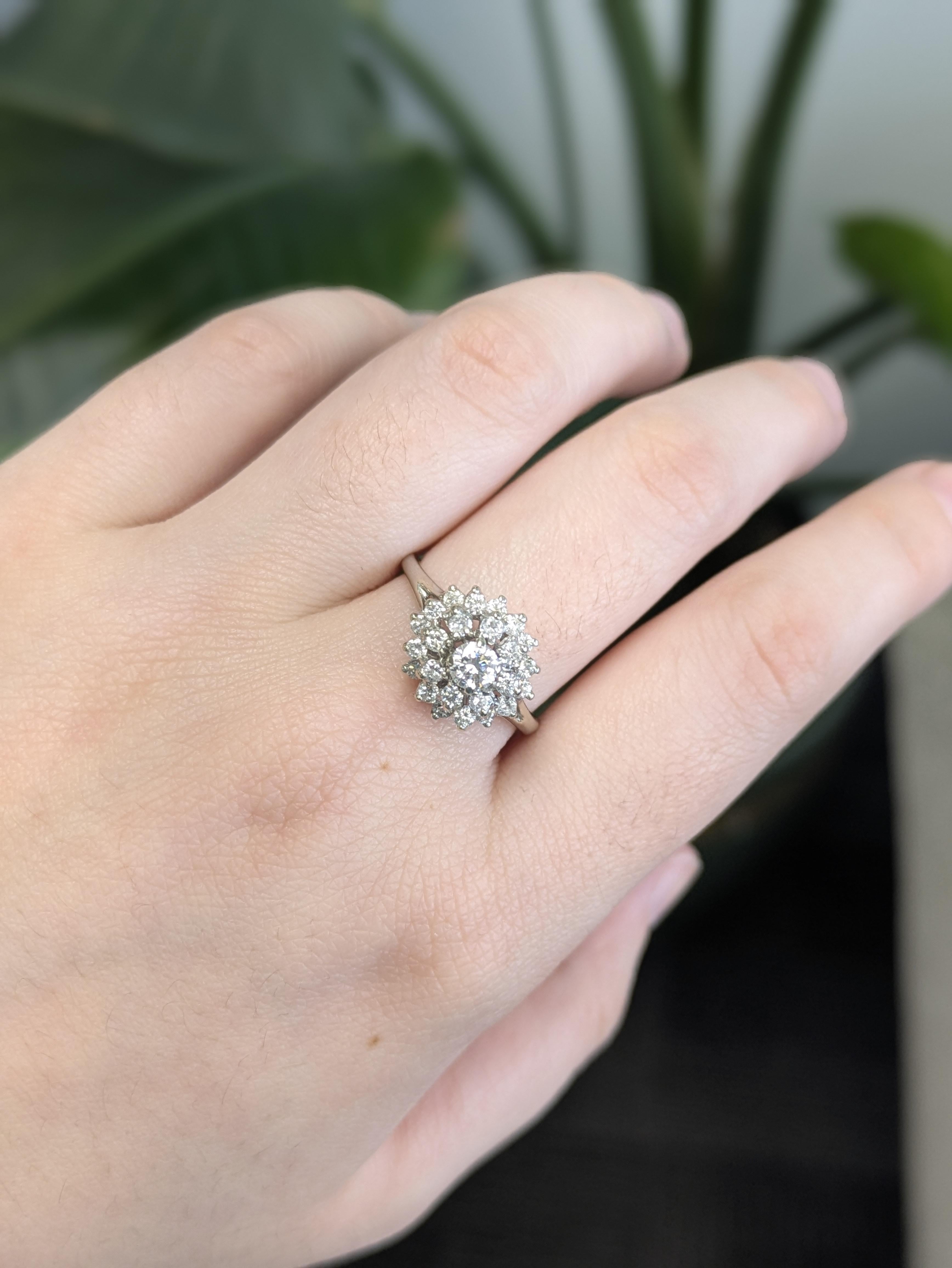 Eleganter Diamantring aus massivem 14-karätigem Weißgold mit einem funkelnden 4 mm großen runden Mittelstein, der mit echten Diamanten aus Erdminen besetzt ist. Ein zeitloses und raffiniertes Stück, perfekt für jede Gelegenheit.

Dieser Ring ist