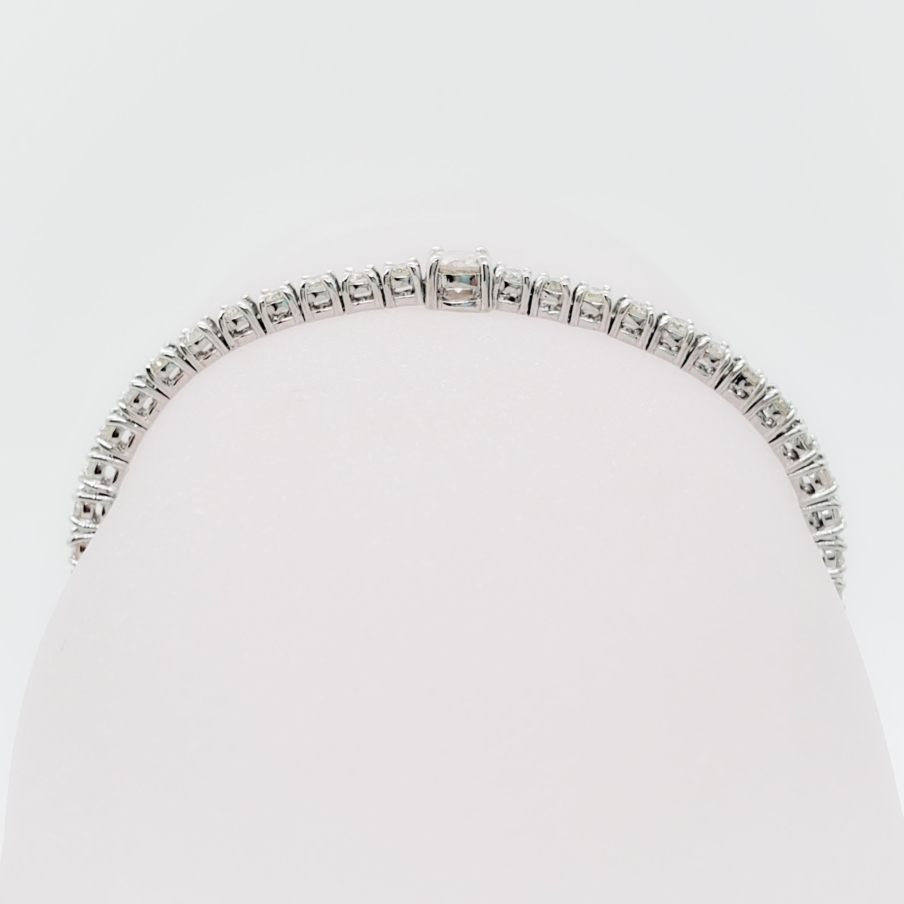 Estate Diamond Round Line Bracelet in Platinum In Excellent Condition In Los Angeles, CA