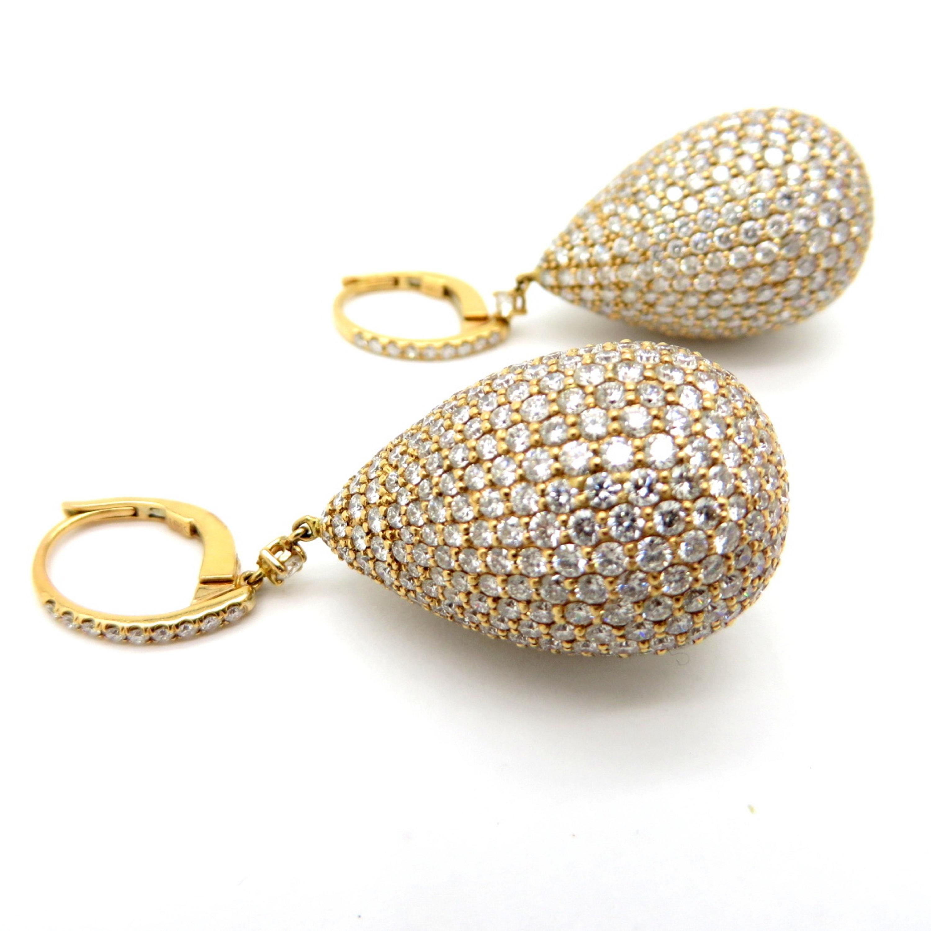 For sale is a gorgeous pair of round diamond pave earrings in a teardrop design!
The earrings are crafted out of 18K solid rose gold.
Showcasing 938 round brilliant cut diamonds, with various measurements, weighing a combined total weight of 14.96