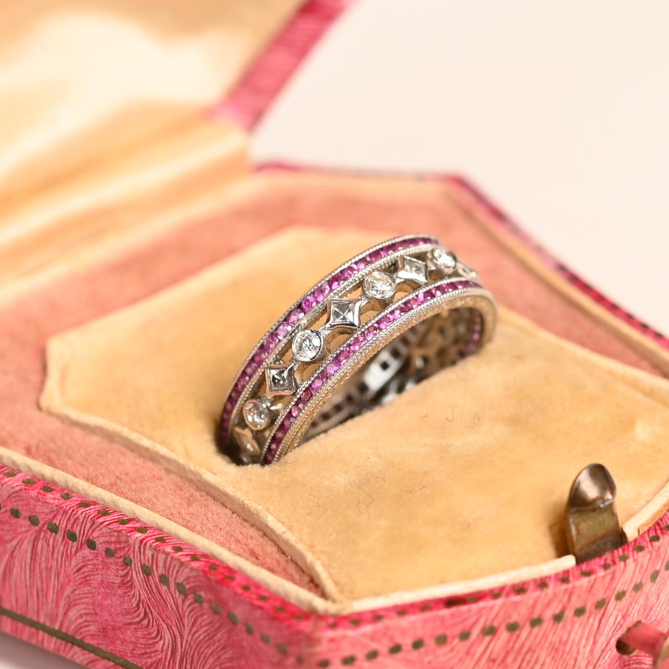 Questa squisita fede nuziale in stile vintage è una splendida testimonianza di artigianato ed eleganza senza tempo. Il cinturino, dal design sapiente, presenta un'accattivante combinazione di diamanti taglio princess e taglio brillante rotondo,