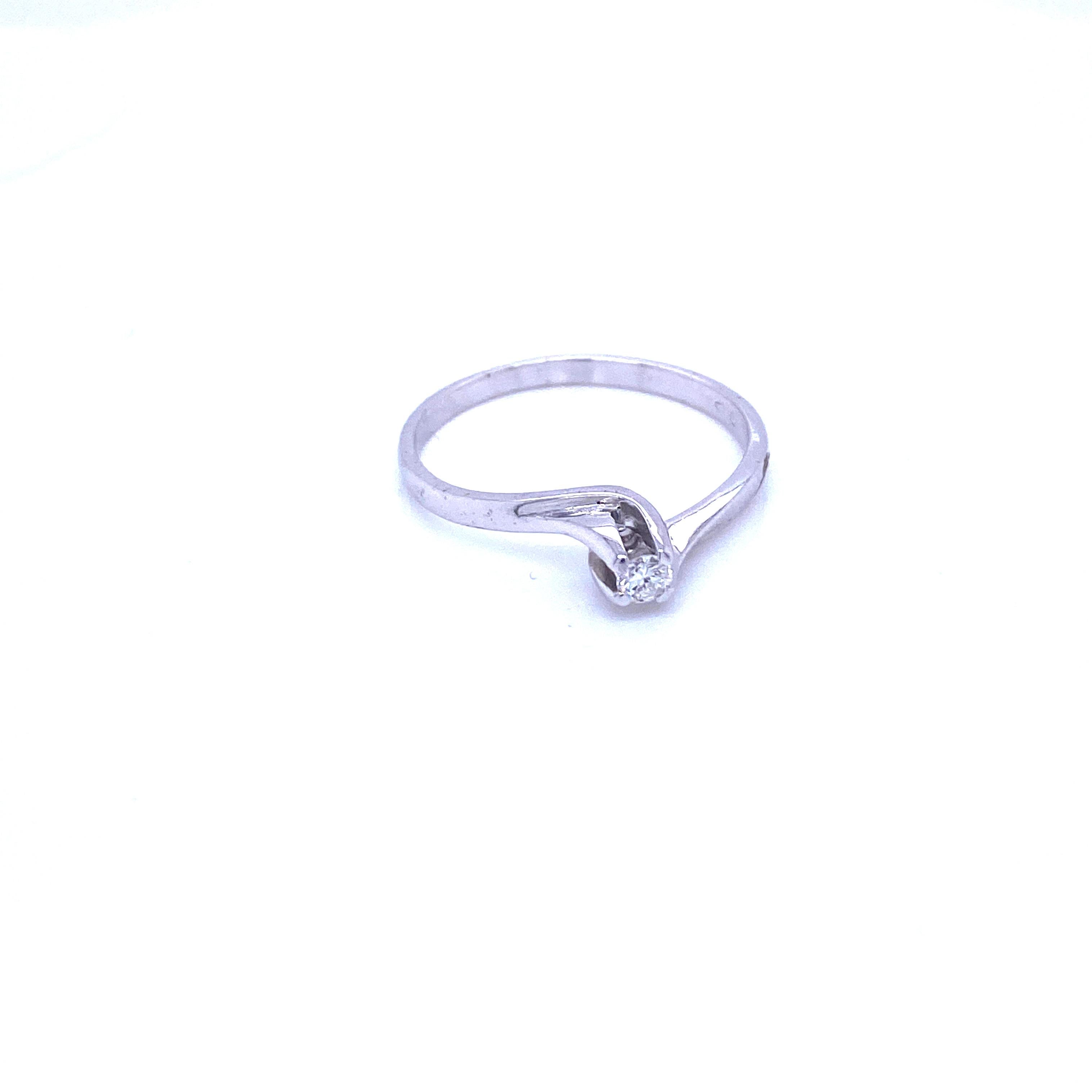 Elegant solitaire engagement ring handmade in 18k white gold.
It is centered with a sparkling Round brilliant cut Diamond of .12 carat, graded G color and Vvs clarity. 

Condition: Excellent
Ring Size: US 8 - IT 17 - FR 57 - UK Q. Resizable on