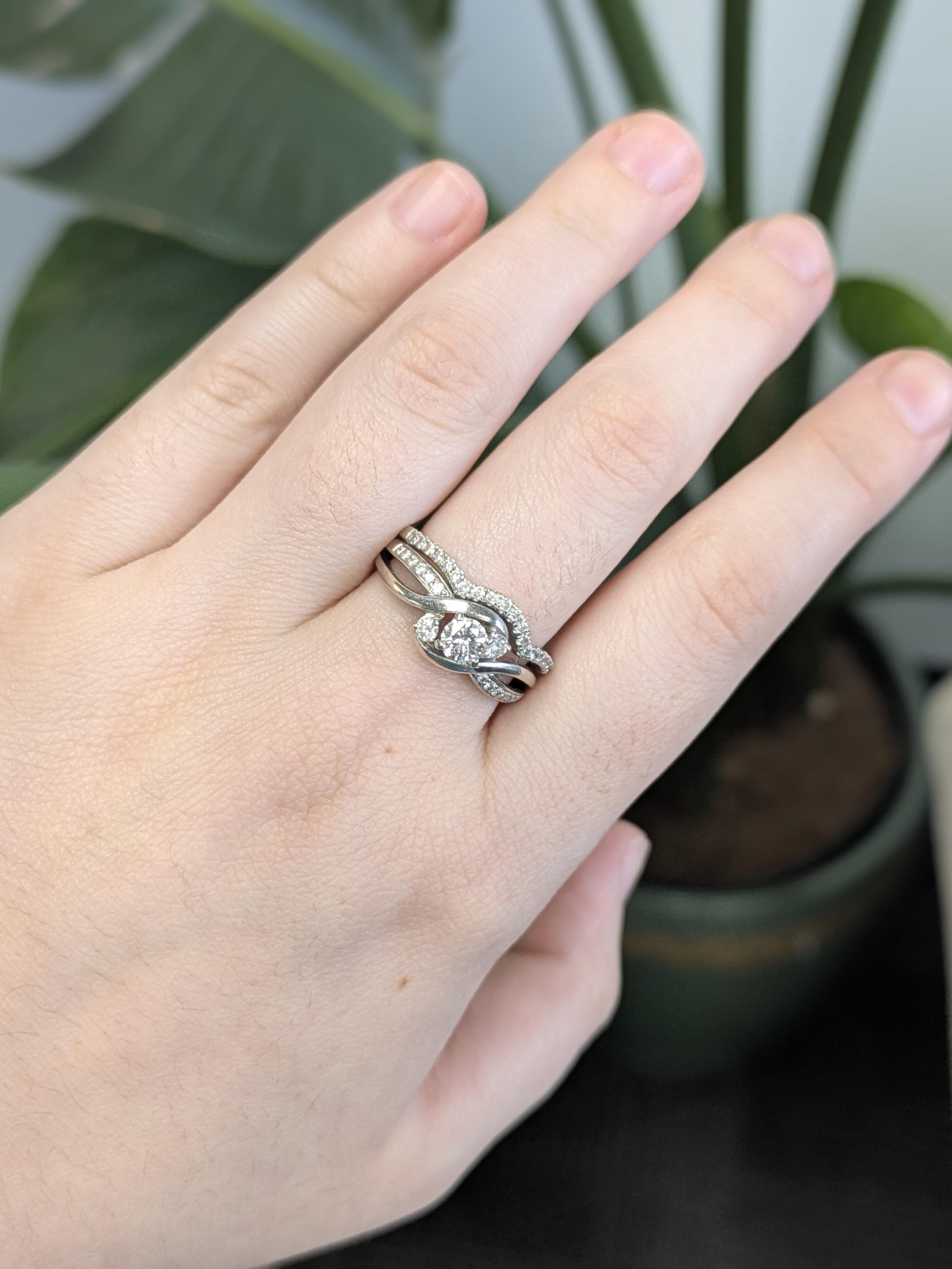 Una alianza atemporal de oro macizo de 14 quilates con un brillante diamante central redondo de 4 mm. Los detalles de diamantes naturales añaden un brillo extra, creando un símbolo de amor elegante y duradero.

Este anillo heredado está muy usado,