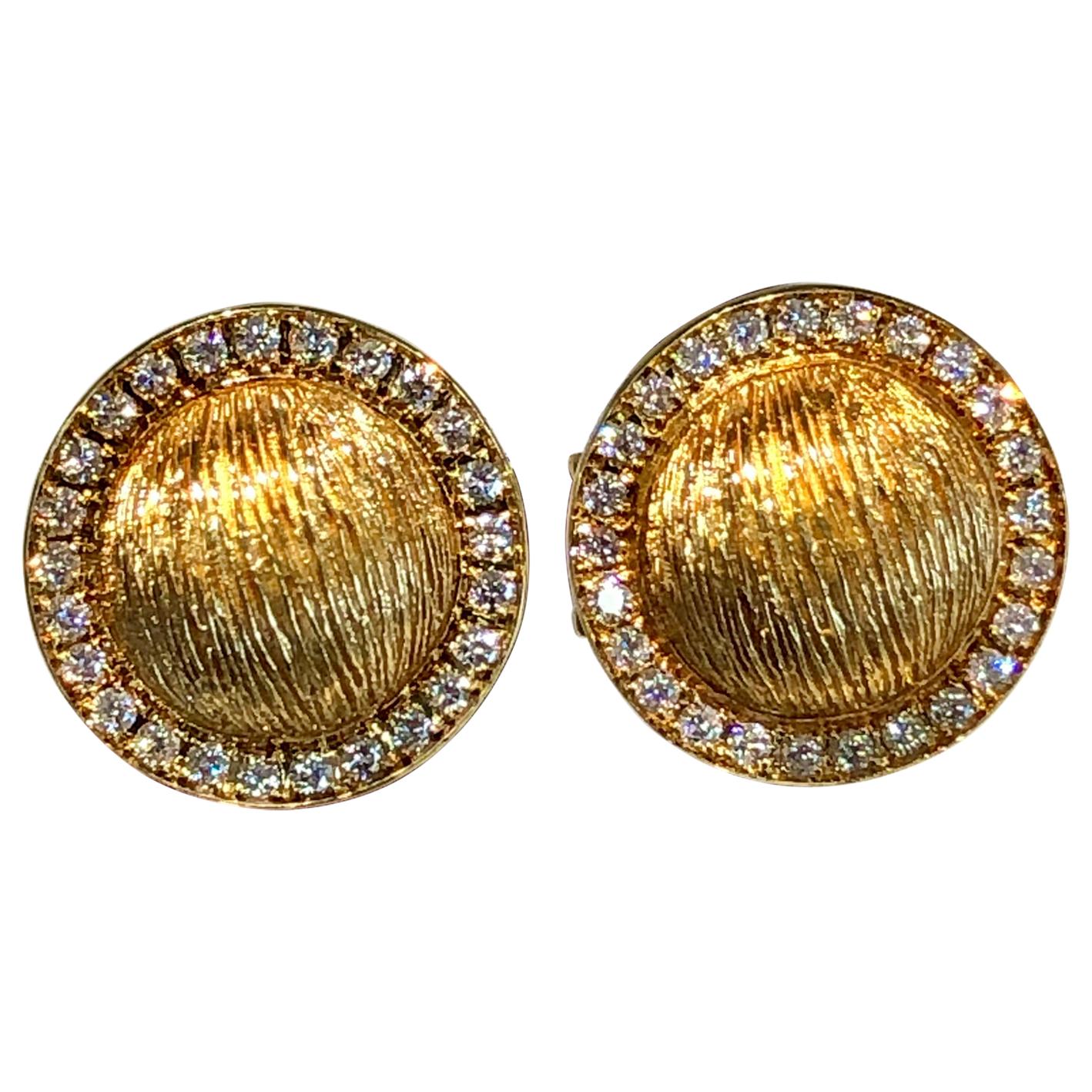Boucles d'oreilles boutons en or jaune 18 carats et diamants des années 1980  en vente