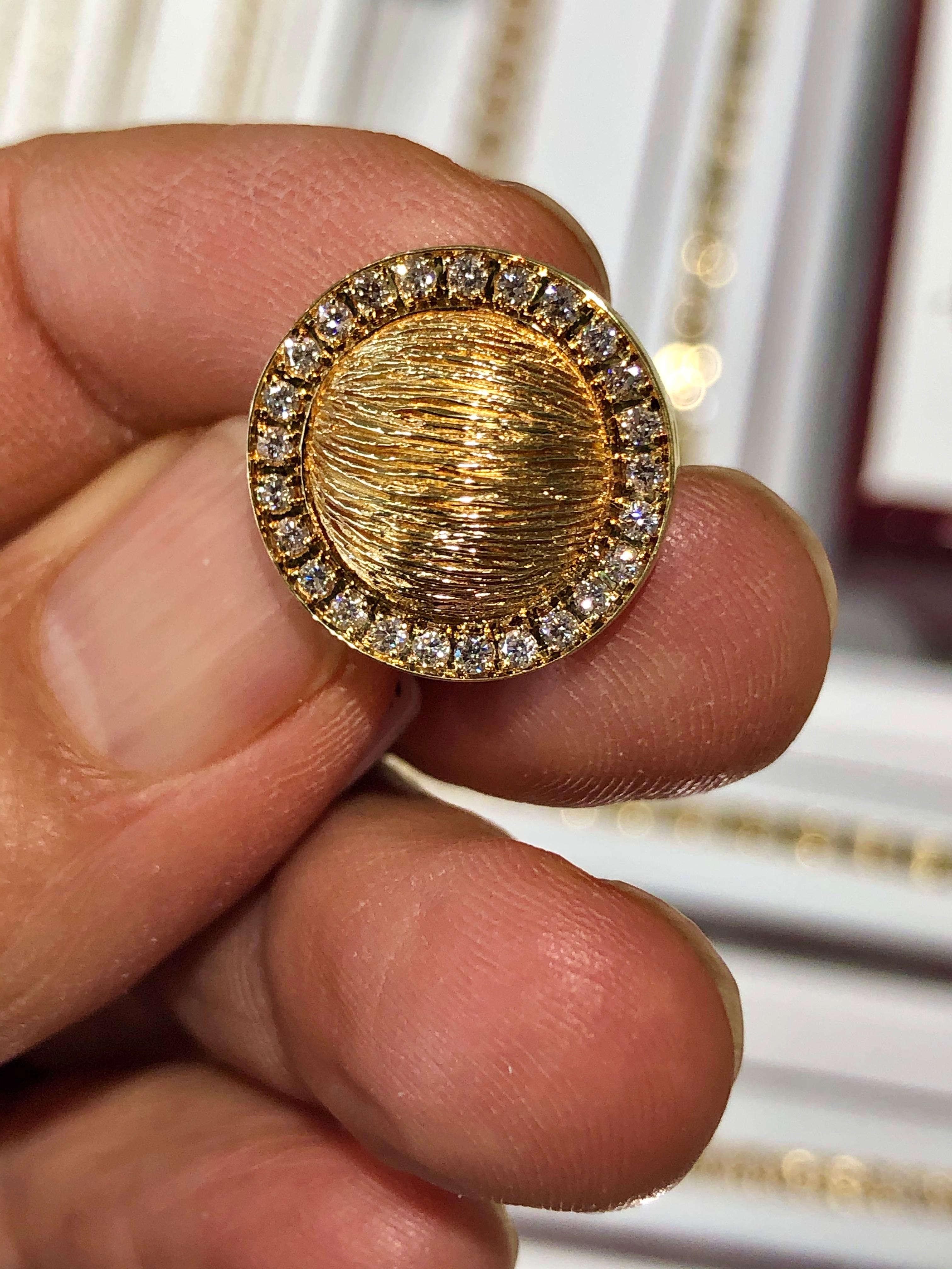Contemporain Boucles d'oreilles boutons en or jaune 18 carats et diamants des années 1980  en vente