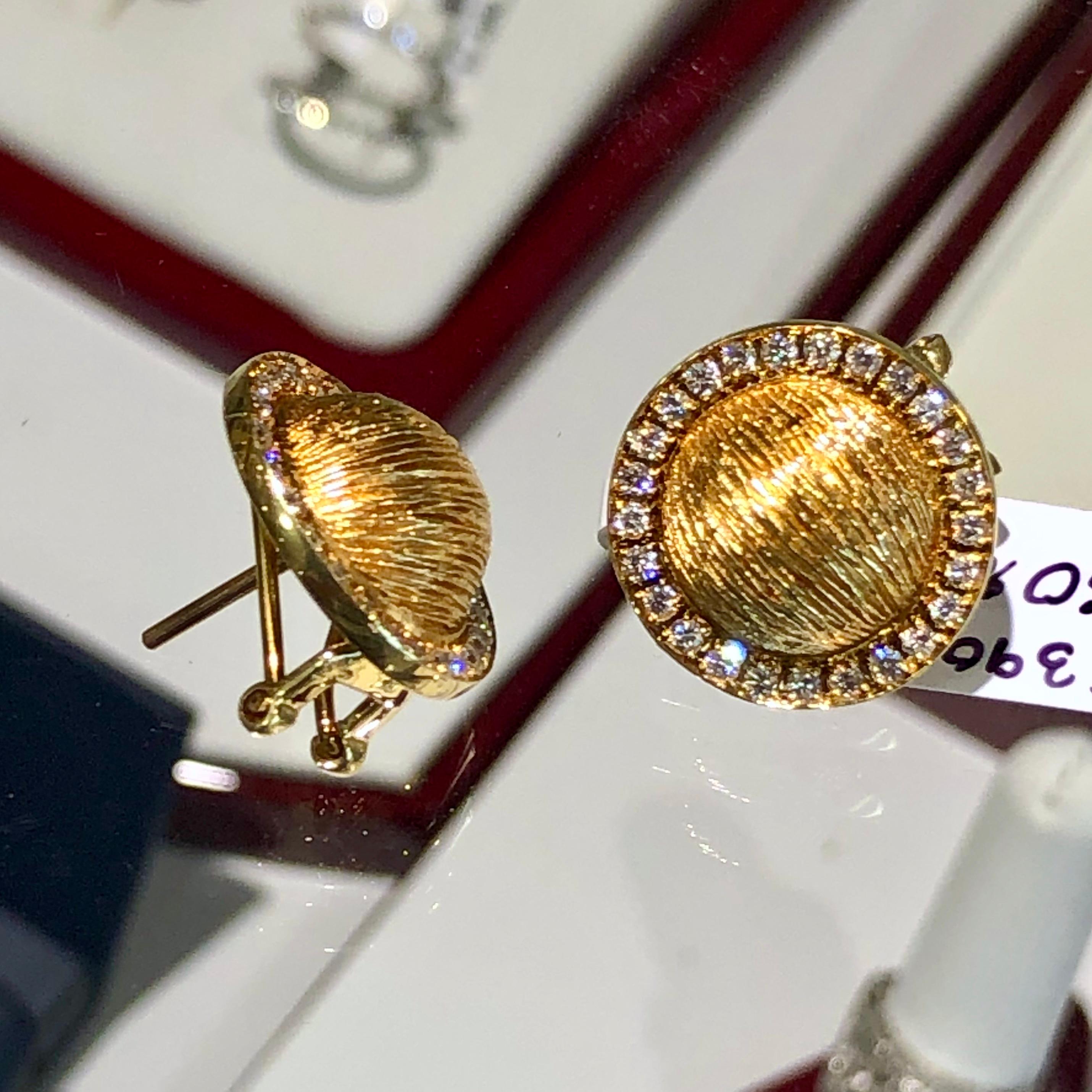 Taille ronde Boucles d'oreilles boutons en or jaune 18 carats et diamants des années 1980  en vente