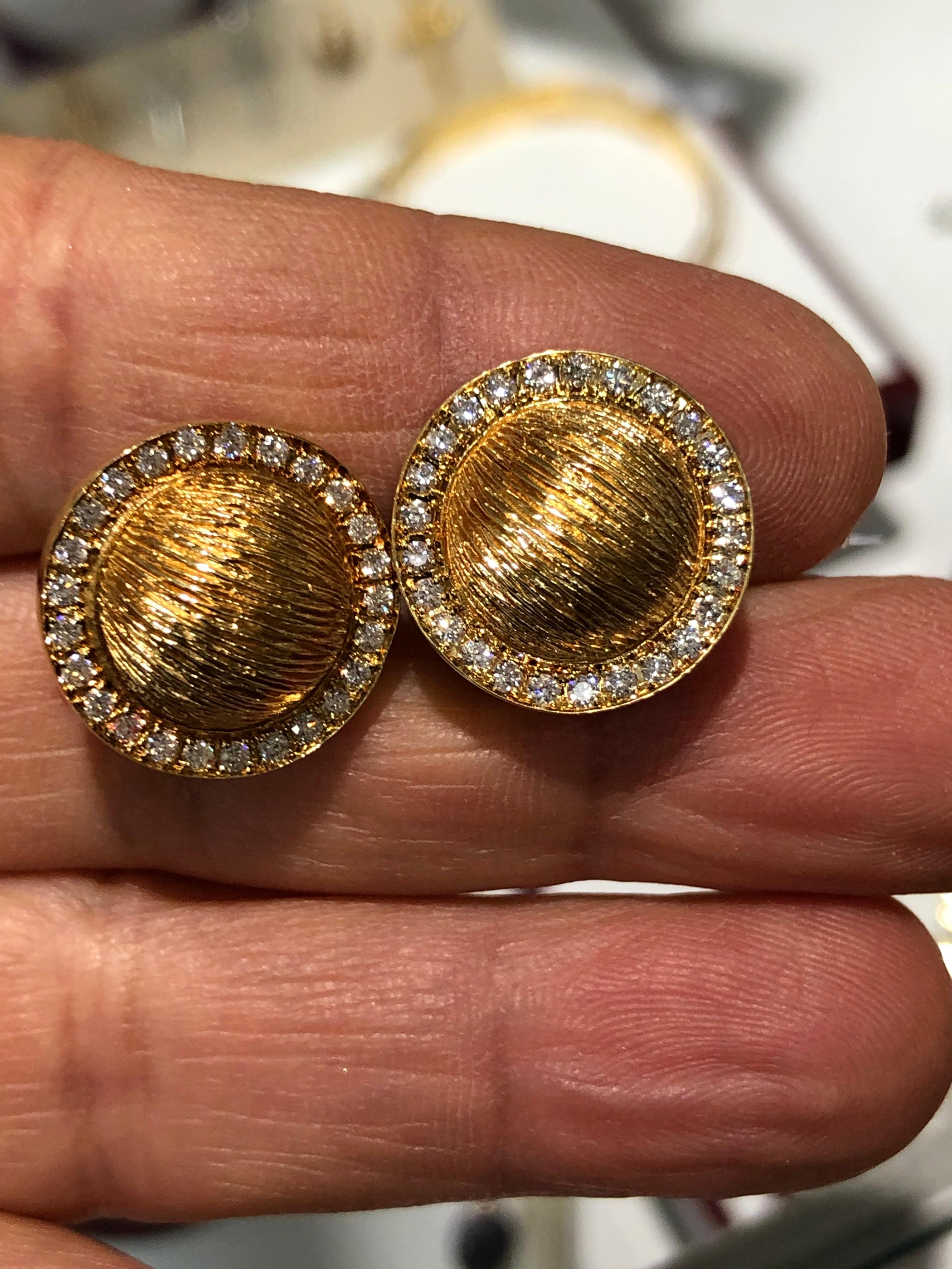 Contemporary 1980s Yellow Gold 18K and Diamond Button Earrings For Sale