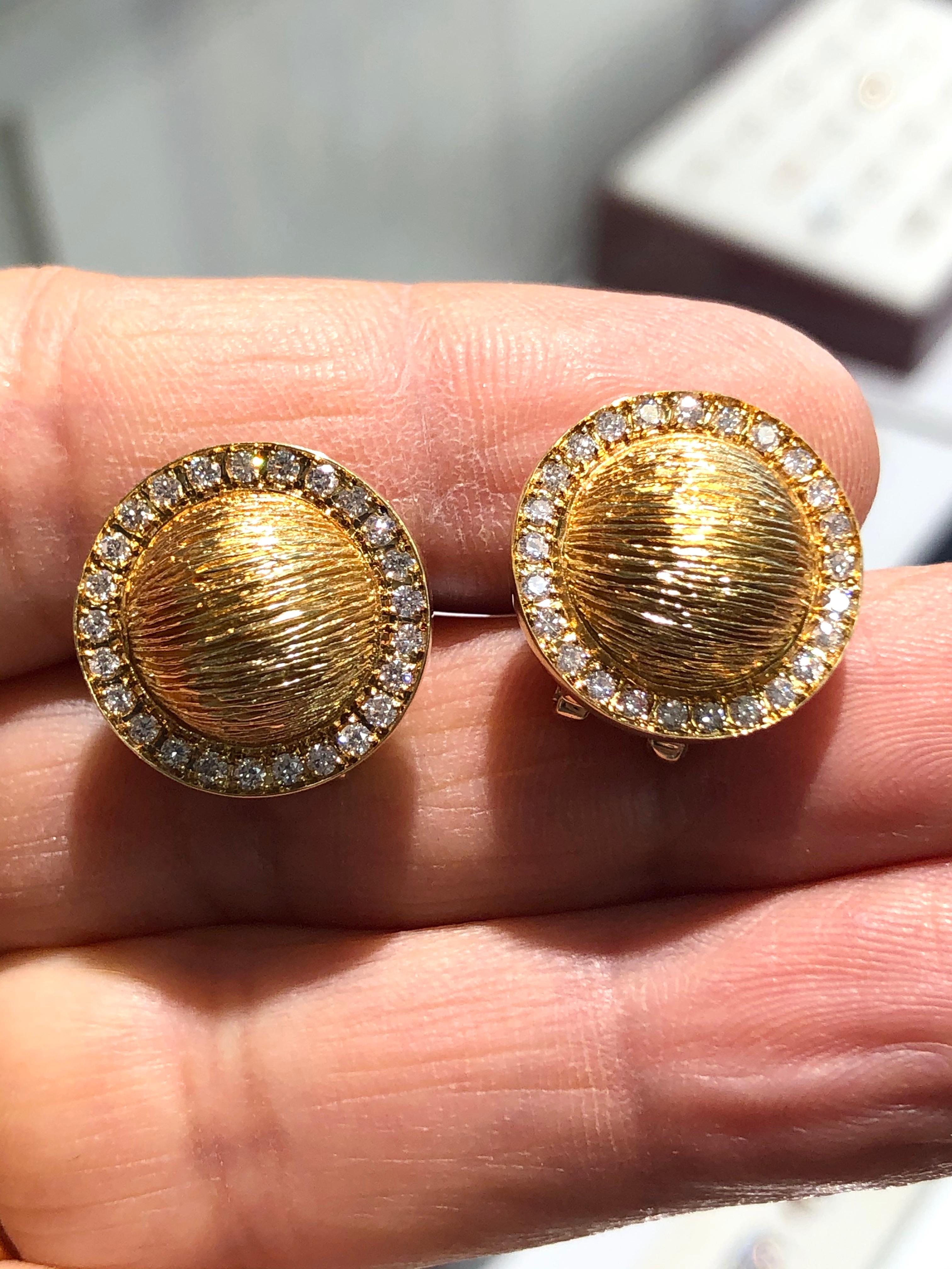 Women's 1980s Yellow Gold 18K and Diamond Button Earrings  For Sale