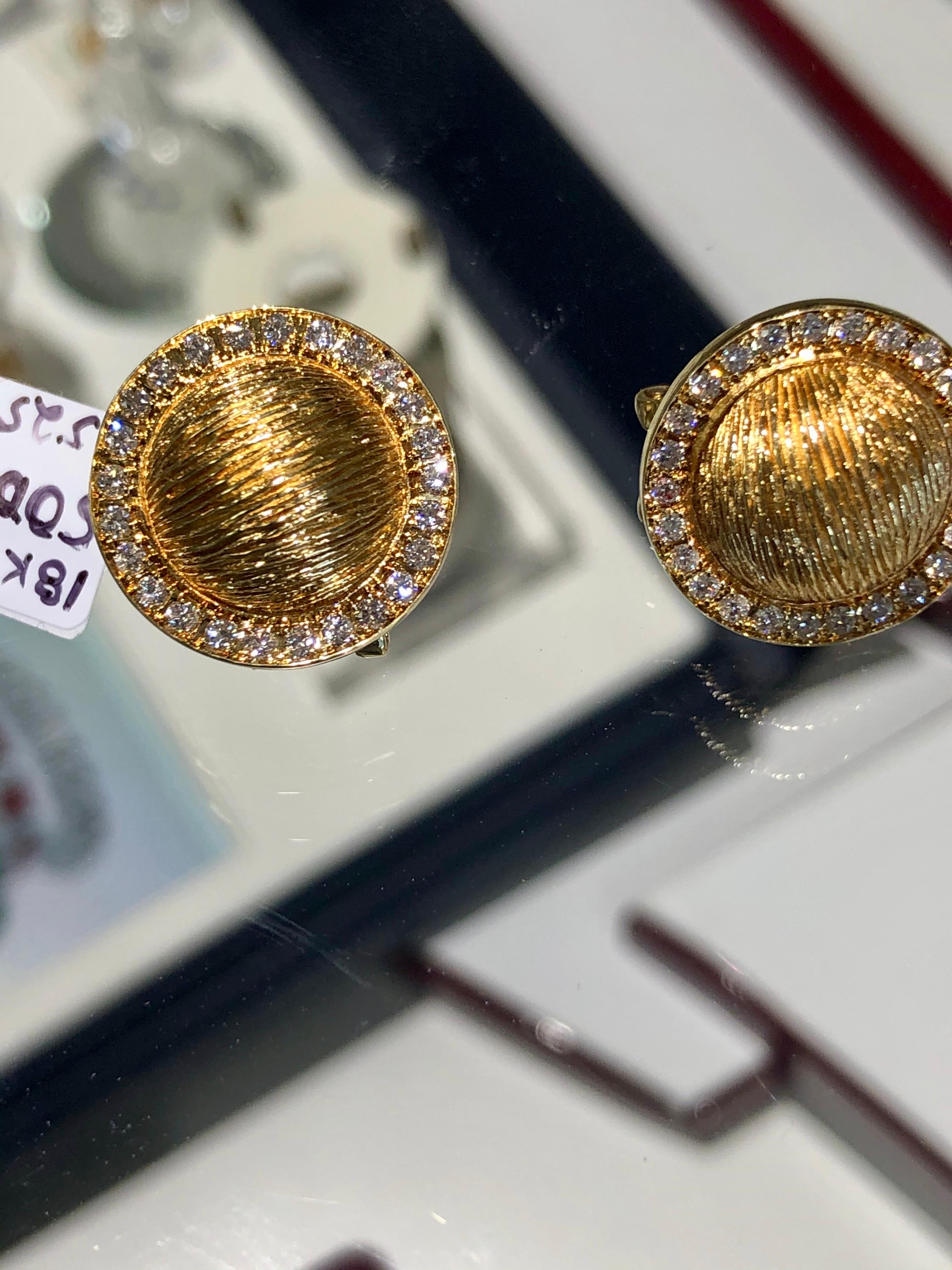 1980s Yellow Gold 18K and Diamond Button Earrings For Sale 1