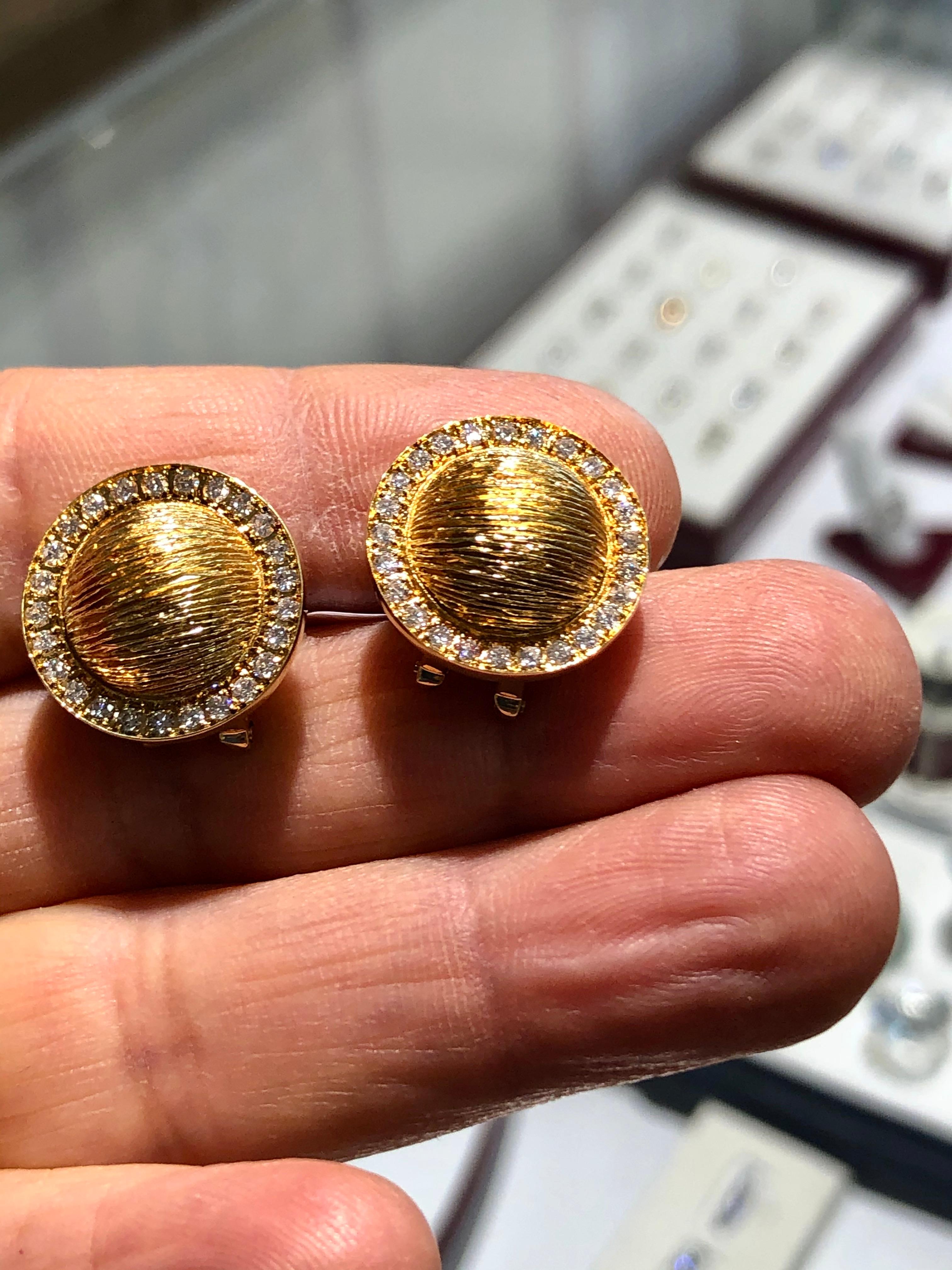 1980s Yellow Gold 18K and Diamond Button Earrings For Sale 2