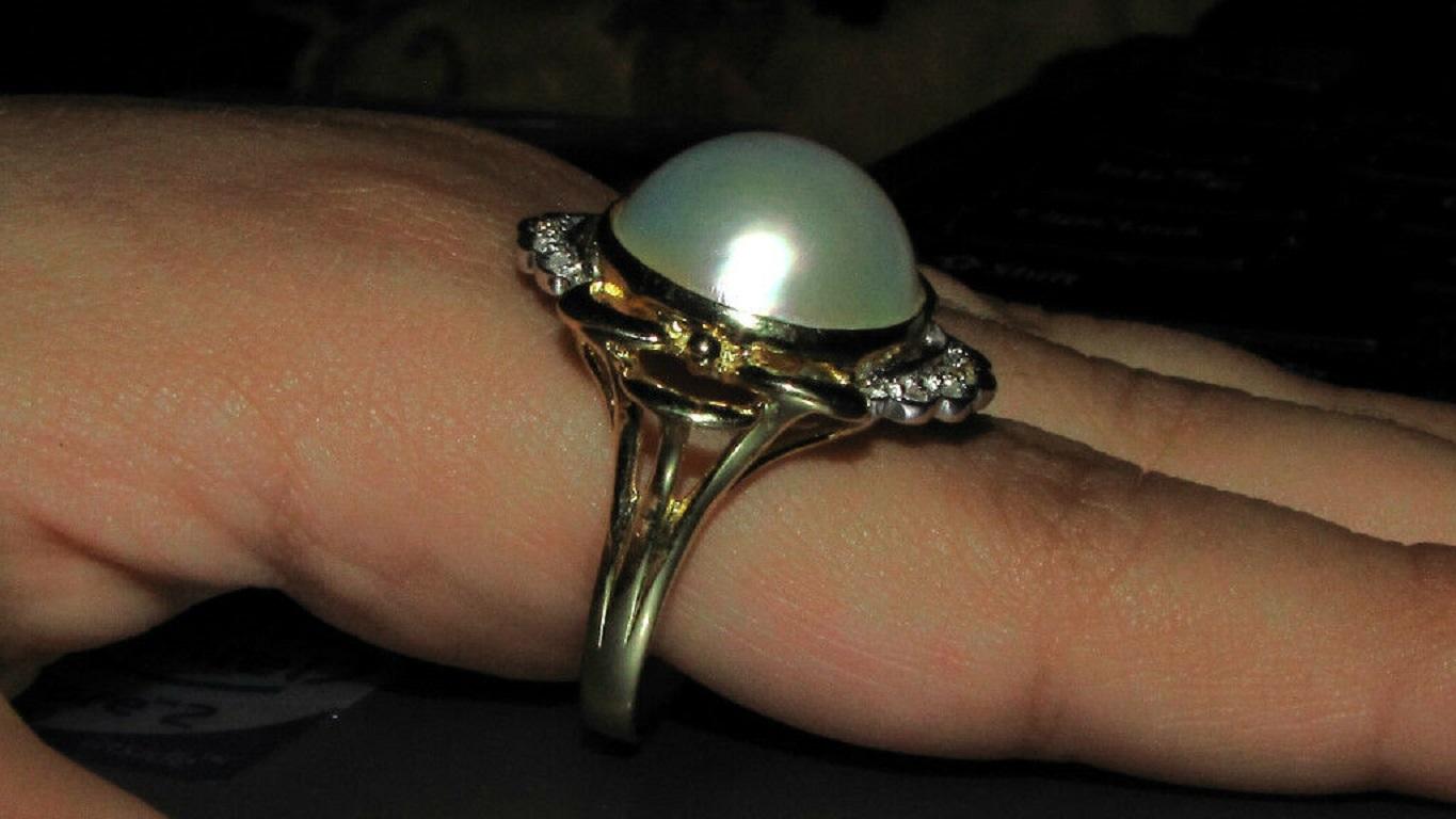 Estate Prime

13.70mm Mobe pearl

.05ct. diamonds

I-3 clarity

J-color

14kt. yellow gold

Entire ring dimension:

22.4 x 18.3 mm 

Depth 10.3 mm

Please inquire about ring size

Appraisal will accompany: $1250