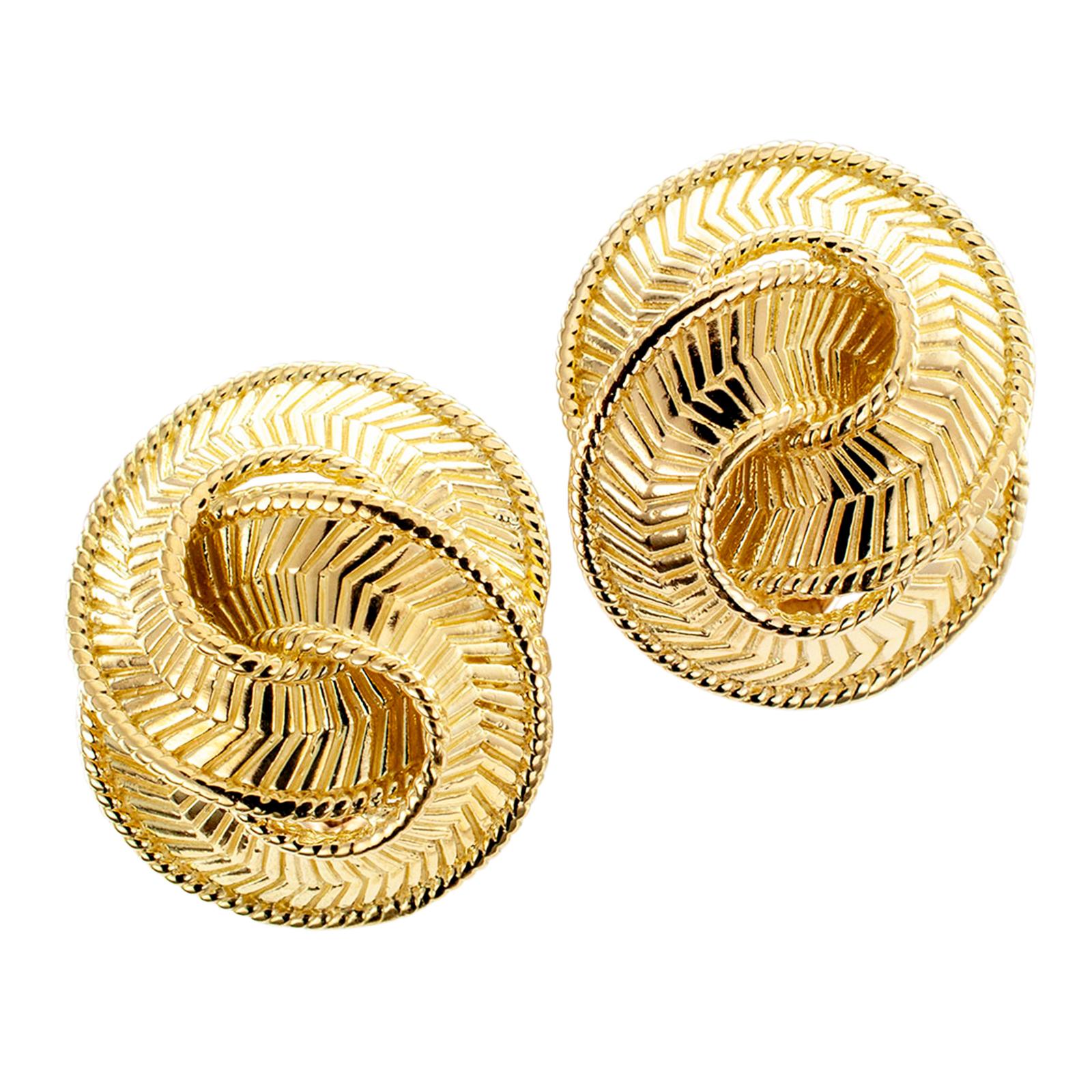 DETAILS:
Estate herring bone pattern double knot clip-on earrings circa 1970.

METAL: 18-karat yellow gold.

EARRING BACKS: clip backs:

MEASUREMENTS: approximately 1 1/8” (1.4 cm) long and 15/16” (24 mm) wide overall, 30.2 grams.

CONDITION: high