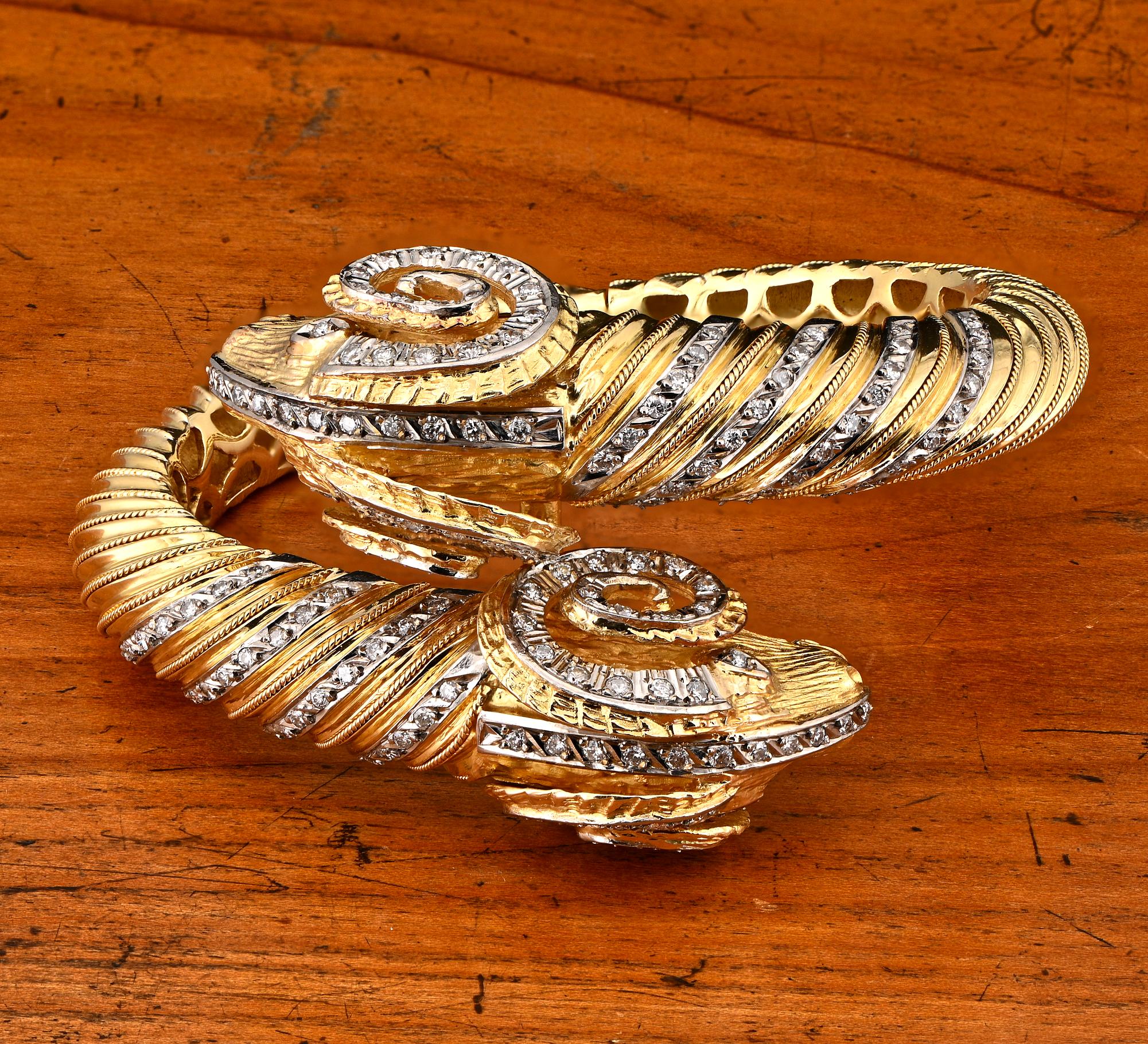 Estate Double Rams Head 2.30 Ct Diamond 18 KT Gold Bangle In Good Condition For Sale In Napoli, IT