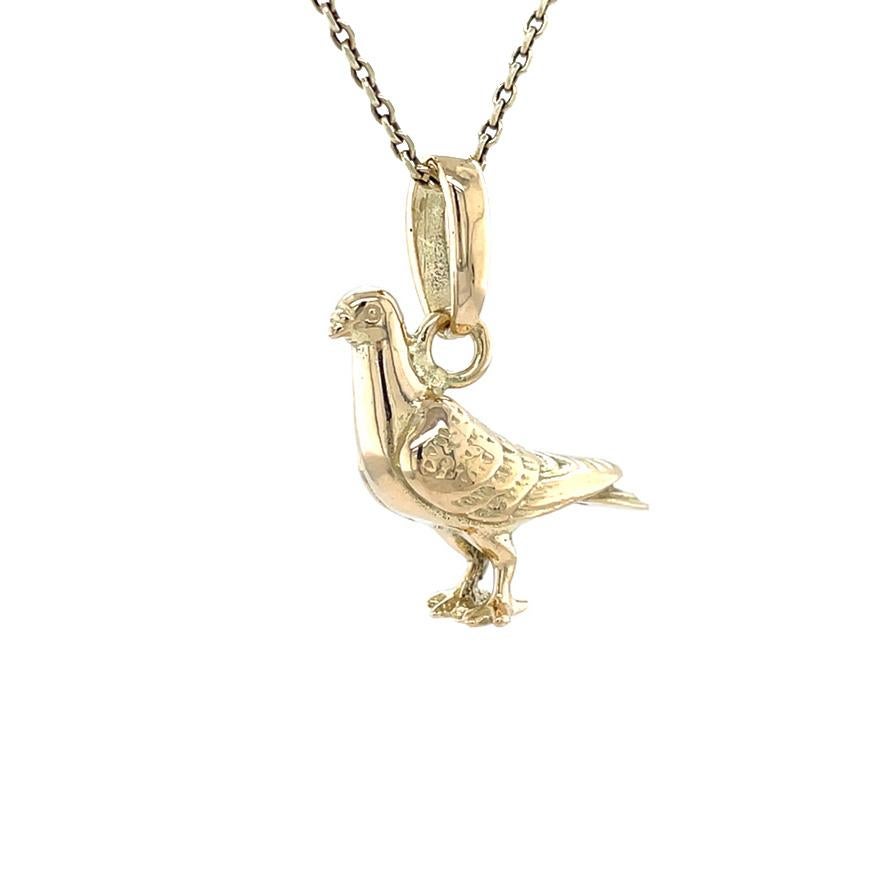 Realista, sólido y bellamente elaborado, este colgante de paloma está hecho para ser lo más realista posible. Esta paloma es un objeto de arte en miniatura, con plumas modeladas y grabadas, y patas de tamaño natural sobre las que puede mantenerse