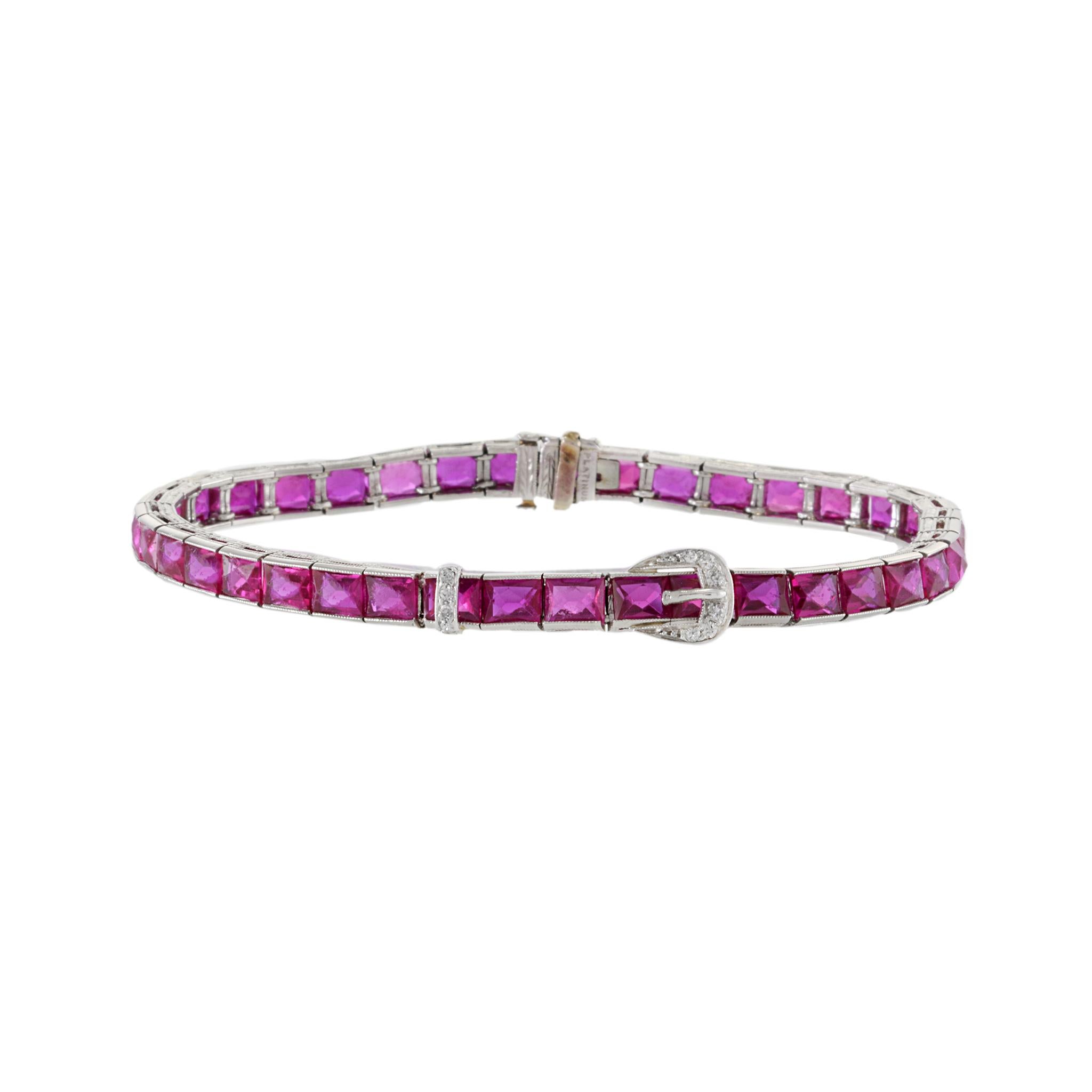 Dieses Armband aus Platin mit facettiertem synthetischem Rubin und Diamanten aus der Edwardianischen Ära ist eine luxuriöse Ergänzung für jede Schmucksammlung. Es wurde fachmännisch gefertigt und zeichnet sich durch zeitlose Eleganz und