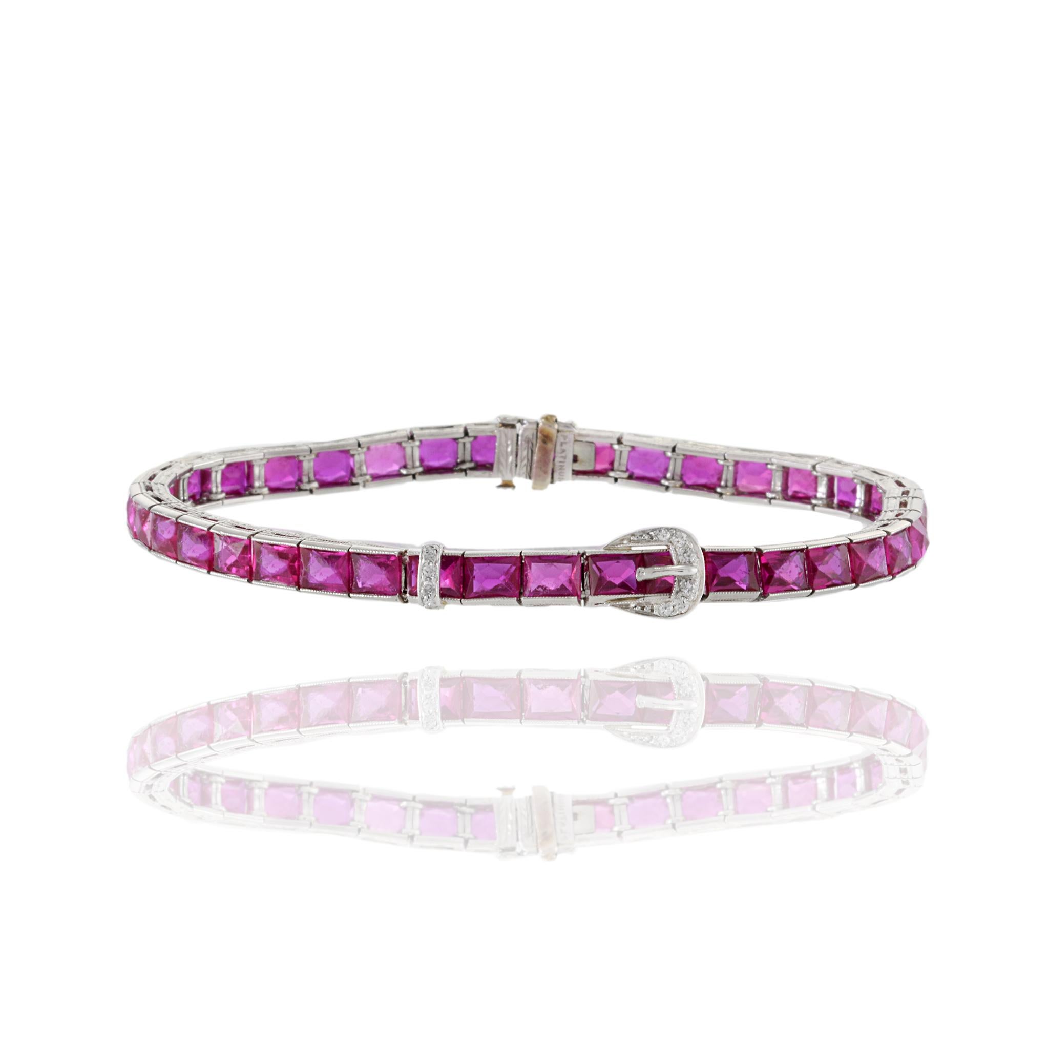 Nachlass Edwardianische Ära Platin Diamant und facettierte Synthetisches Rubin Schnalle-Armband (Carréeschliff) im Angebot