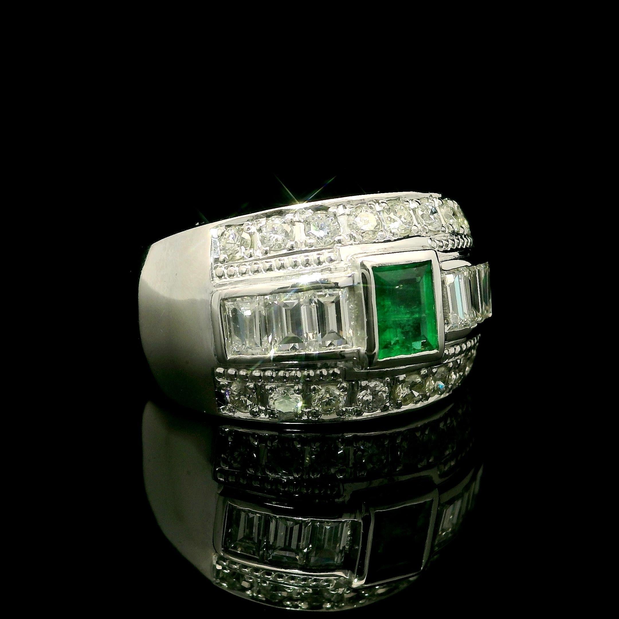 Elegantes Platin Smaragd & Diamant Breite Band Cocktail Ring im Angebot 5