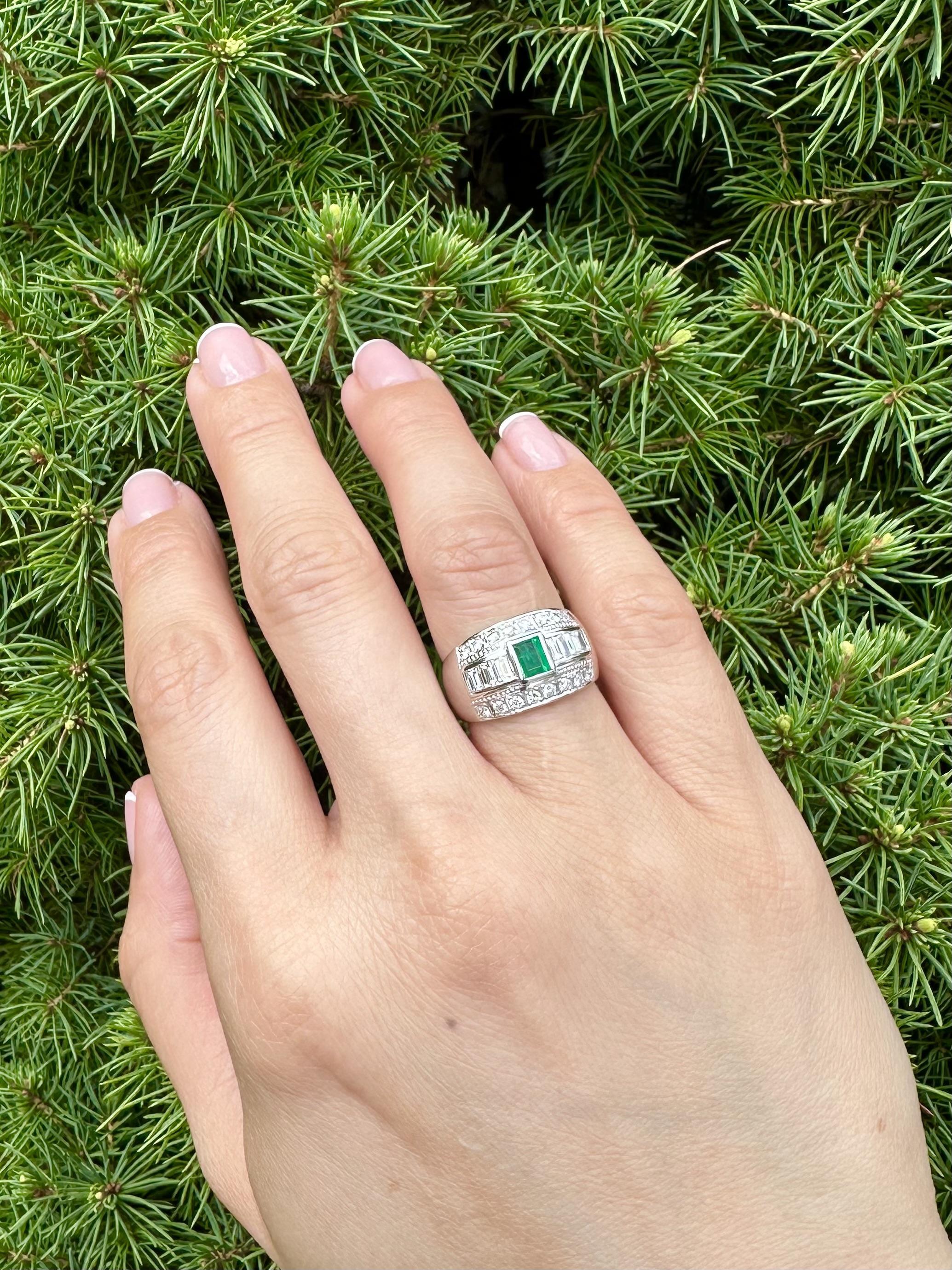 Elegantes Platin Smaragd & Diamant Breite Band Cocktail Ring im Angebot 6