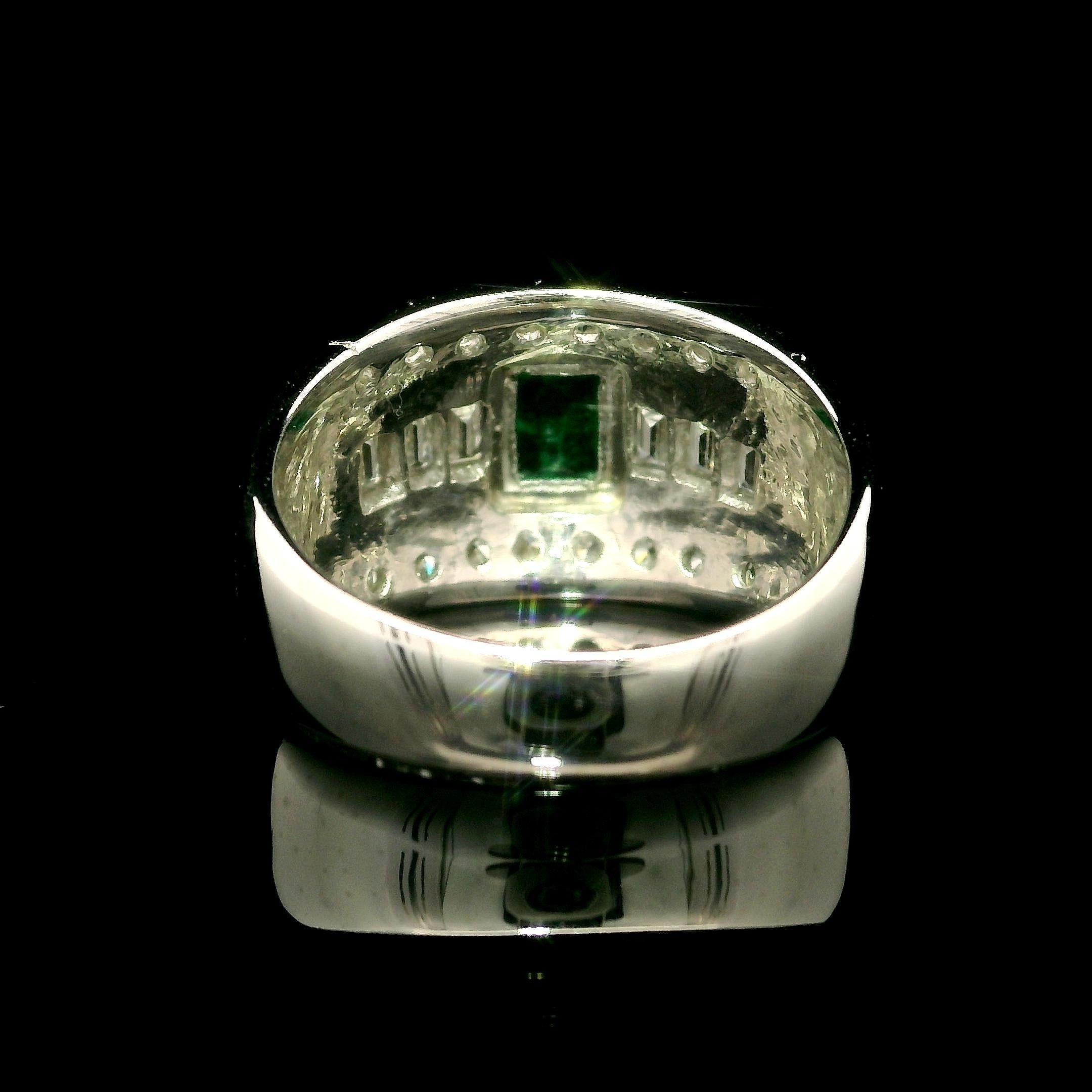Elegantes Platin Smaragd & Diamant Breite Band Cocktail Ring (Smaragdschliff) im Angebot