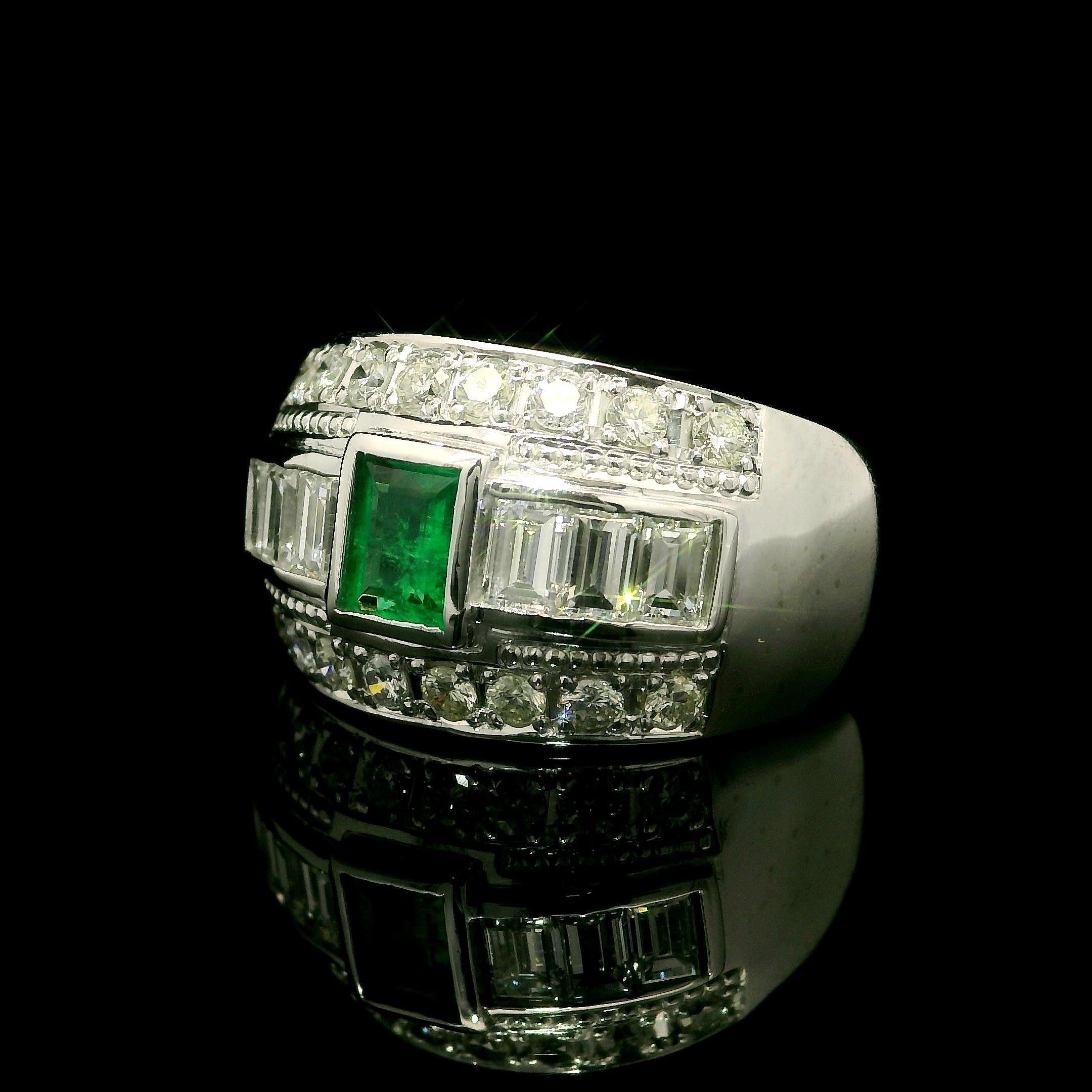 Elegantes Platin Smaragd & Diamant Breite Band Cocktail Ring im Zustand „Hervorragend“ im Angebot in Montclair, NJ