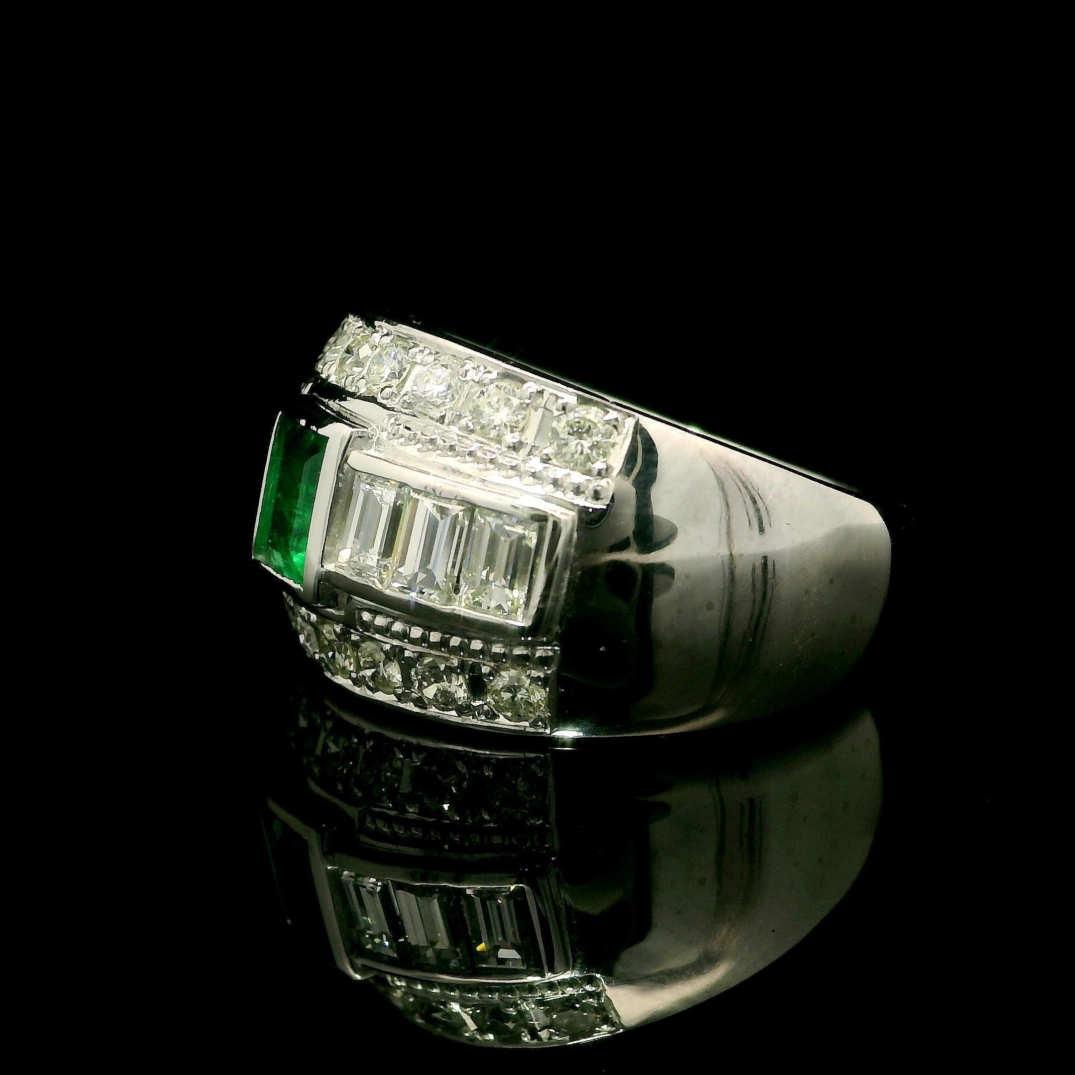 Elegantes Platin Smaragd & Diamant Breite Band Cocktail Ring für Damen oder Herren im Angebot