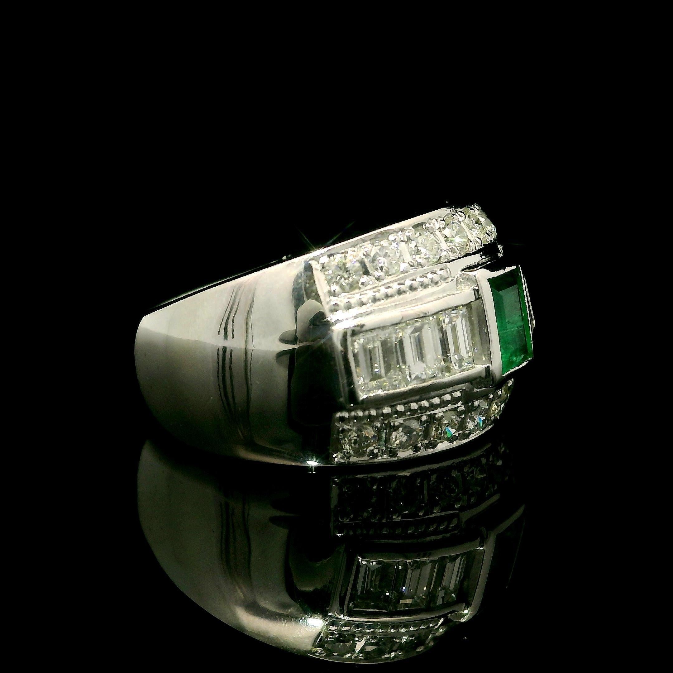 Elegantes Platin Smaragd & Diamant Breite Band Cocktail Ring im Angebot 1
