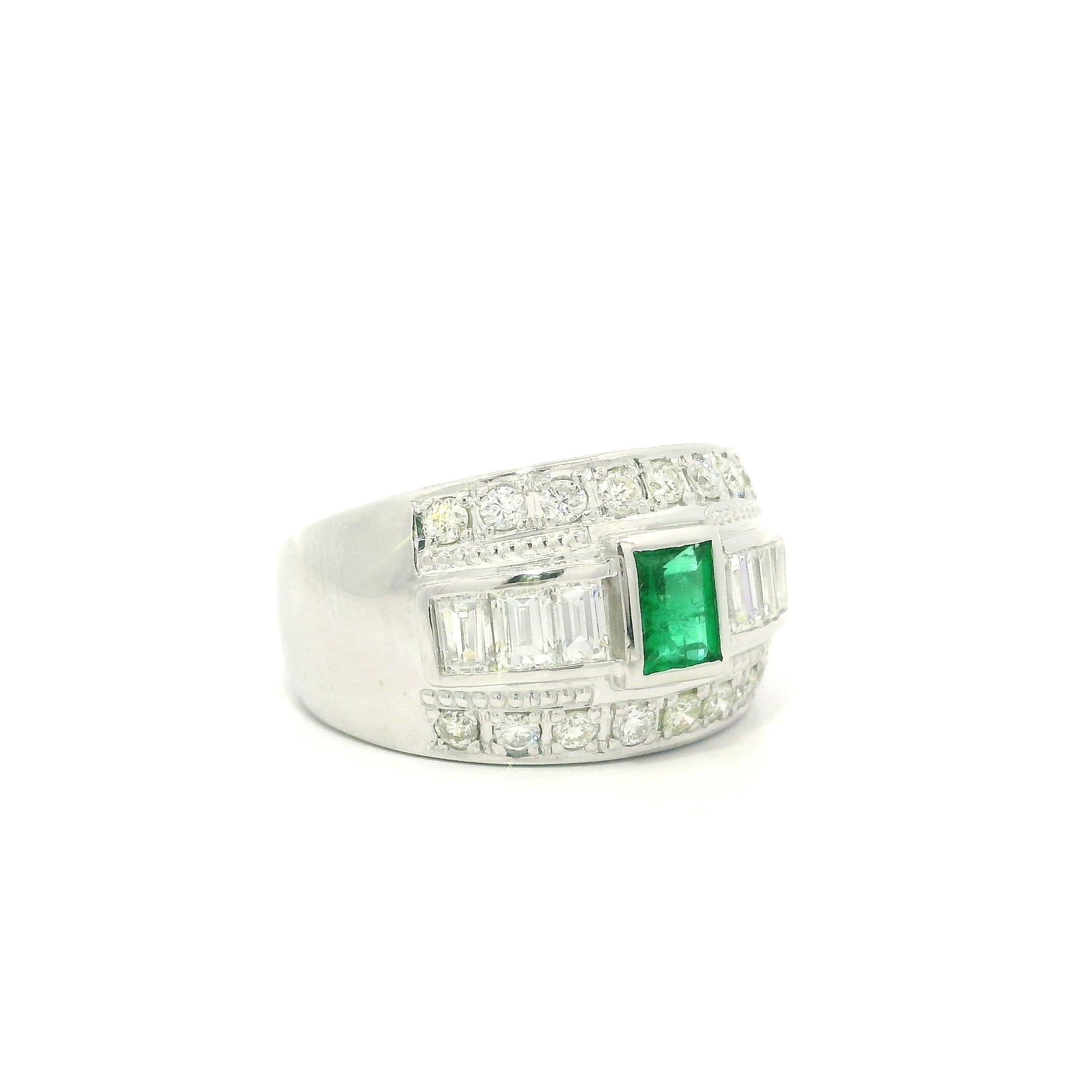 Elegantes Platin Smaragd & Diamant Breite Band Cocktail Ring im Angebot 2