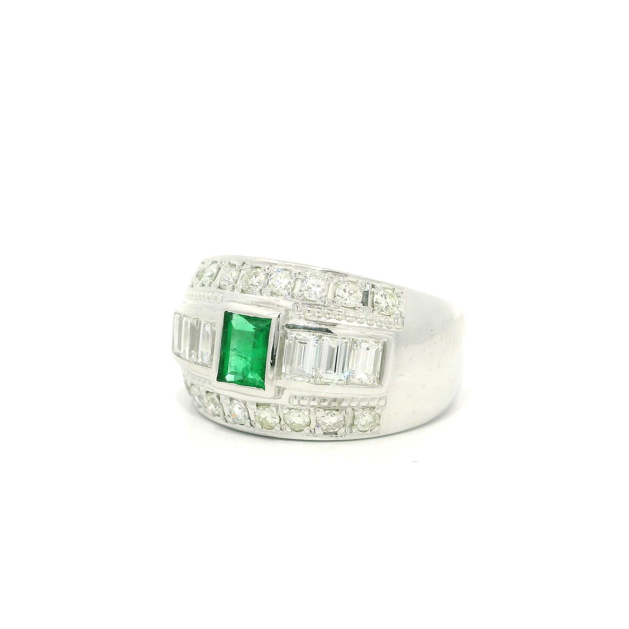 Elegantes Platin Smaragd & Diamant Breite Band Cocktail Ring im Angebot 3