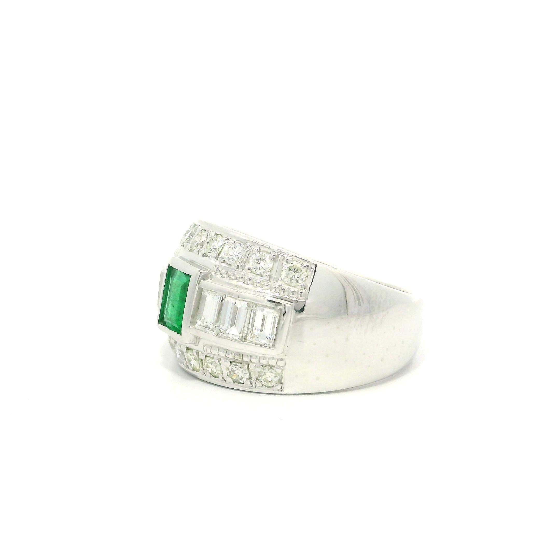 Elegantes Platin Smaragd & Diamant Breite Band Cocktail Ring im Angebot 4